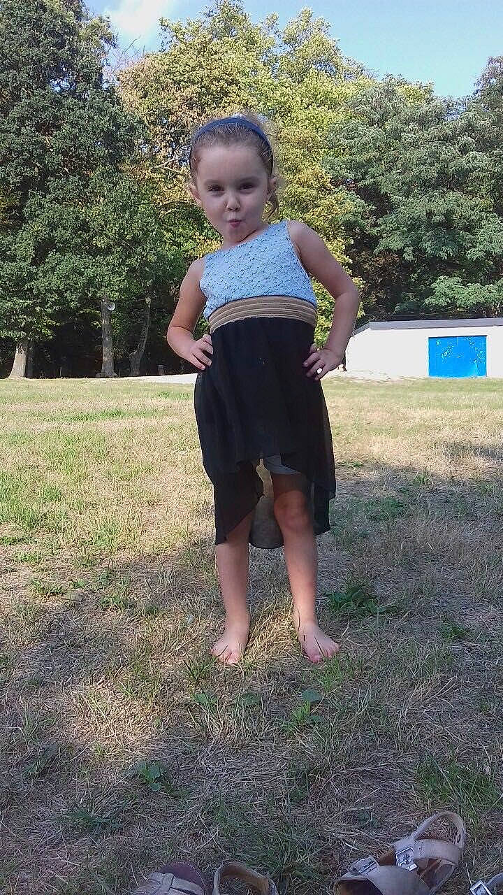 Assia a rejoint le concours — aidez-le/la à gagner de superbes lots ! barefoot, clothing, electric_blue, fun, grass, human_leg, knee, lawn, leisure, people_in_nature, person, plant, recreation, sleeve, standing, t_shirt, thigh, toddler, tree, trunk