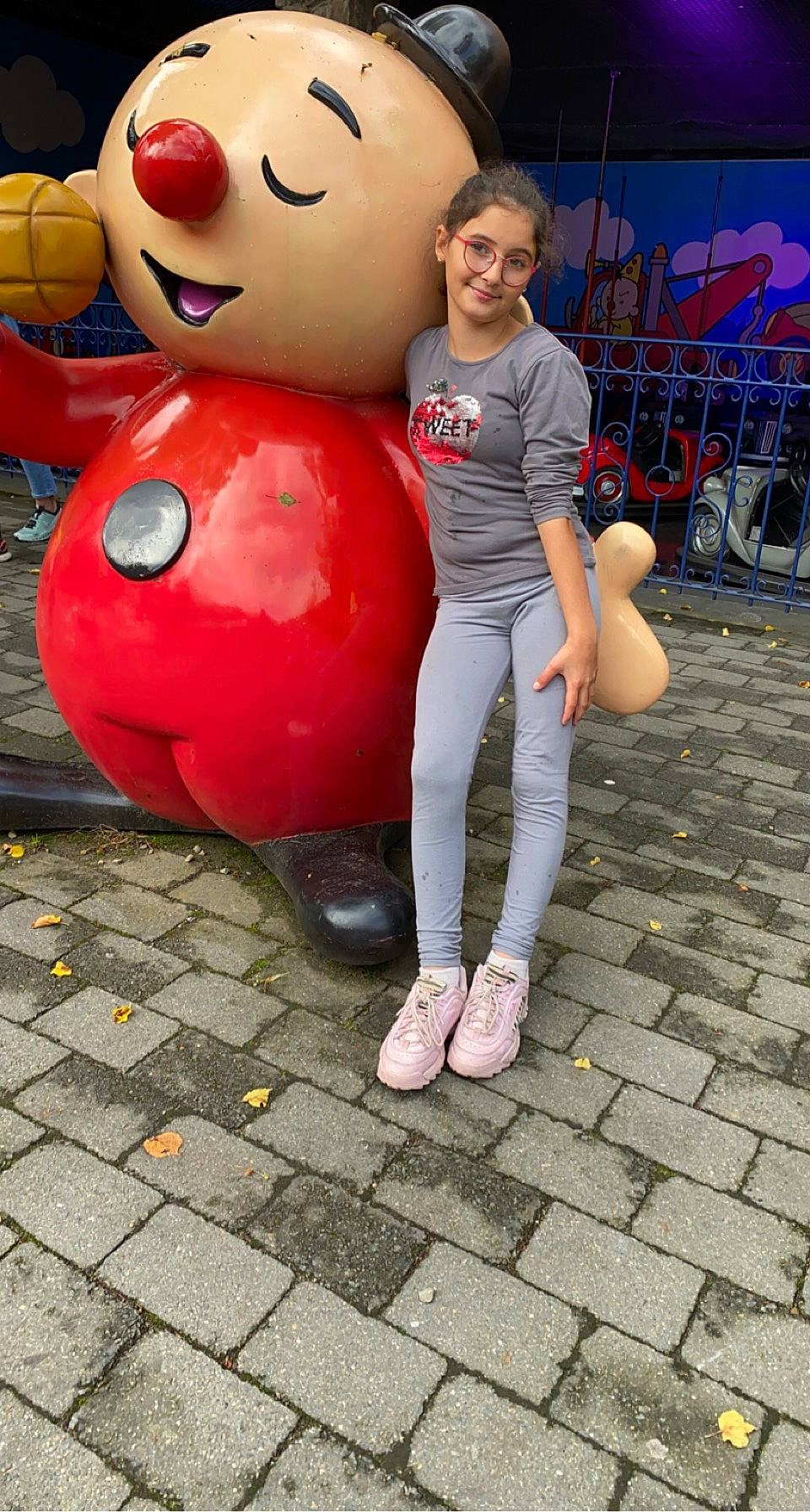 Sanah participe au concours pour gagner de l'argent avec cette photo : clothing, fun, hand, happy, joy, leg, leisure, organ, people, person, photograph, pink, public_space, red, shoe, smile, snapshot, sneakers, standing, street_fashion