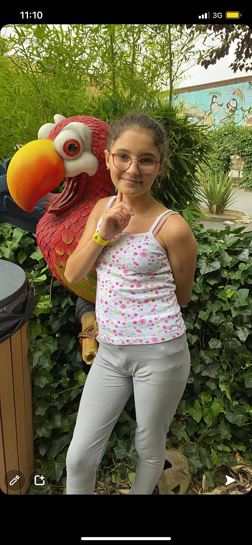 Sanah a rejoint le concours — aidez-le/la à gagner de superbes lots ! botany, clothing, fruit, glasses, grass, happy, joy, leisure, natural_foods, organ, people, people_in_nature, person, pink, plant, sleeve, smile, sportswear, thigh, trunk