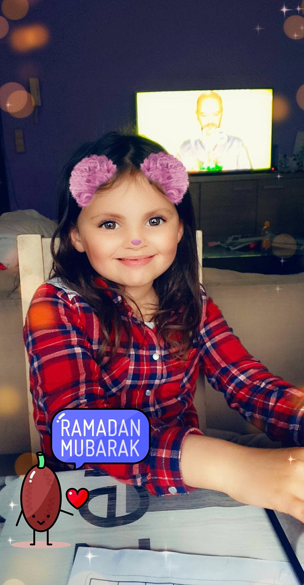 Nisrine a rejoint le concours — aidez-le/la à gagner de superbes lots ! chair, child, cool, event, facial_expression, fun, hairstyle, happy, headband, headwear, joy, pattern, person, plaid, purple, recreation, room, skin, sleeve, smile