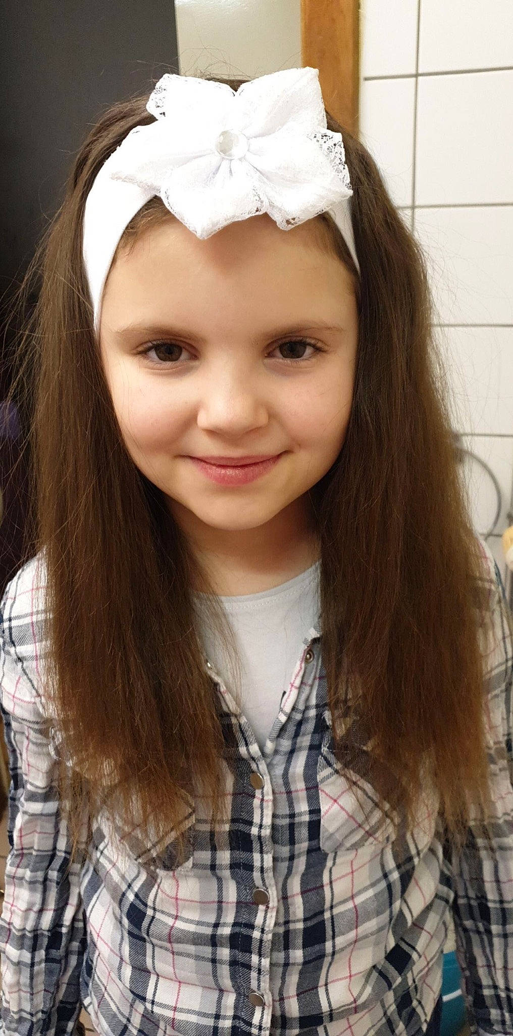 Nisrine participe au concours pour gagner de l'argent avec cette photo : beauty, cap, clothing, cool, eye, eyebrow, flash_photography, happy, head, headband, headgear, headpiece, headwear, joy, lip, long_hair, pattern, person, plaid, sleeve