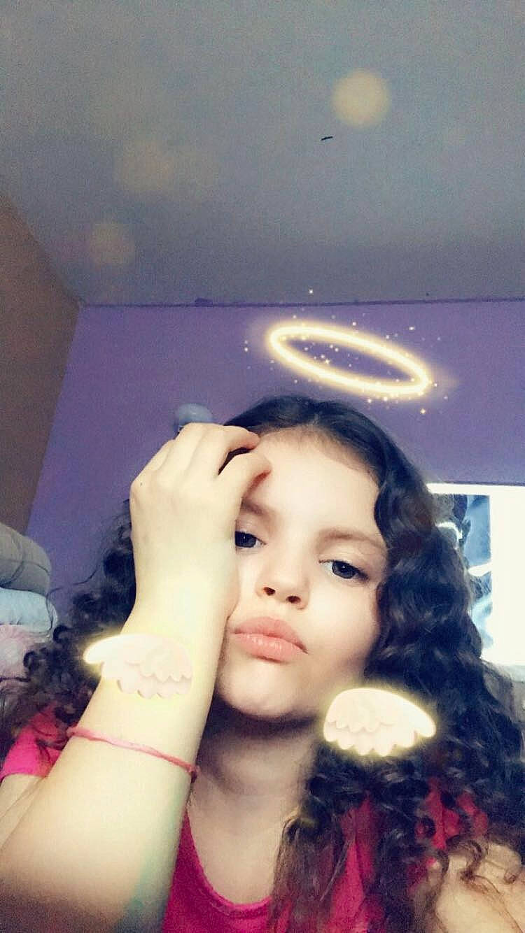 Nisrine participe au concours pour gagner de l'argent avec cette photo : black_hair, cool, ear, eyebrow, eyelash, finger, flash_photography, forehead, fun, gesture, hairstyle, happy, iris, jaw, lip, long_hair, mouth, nose, person, shoulder