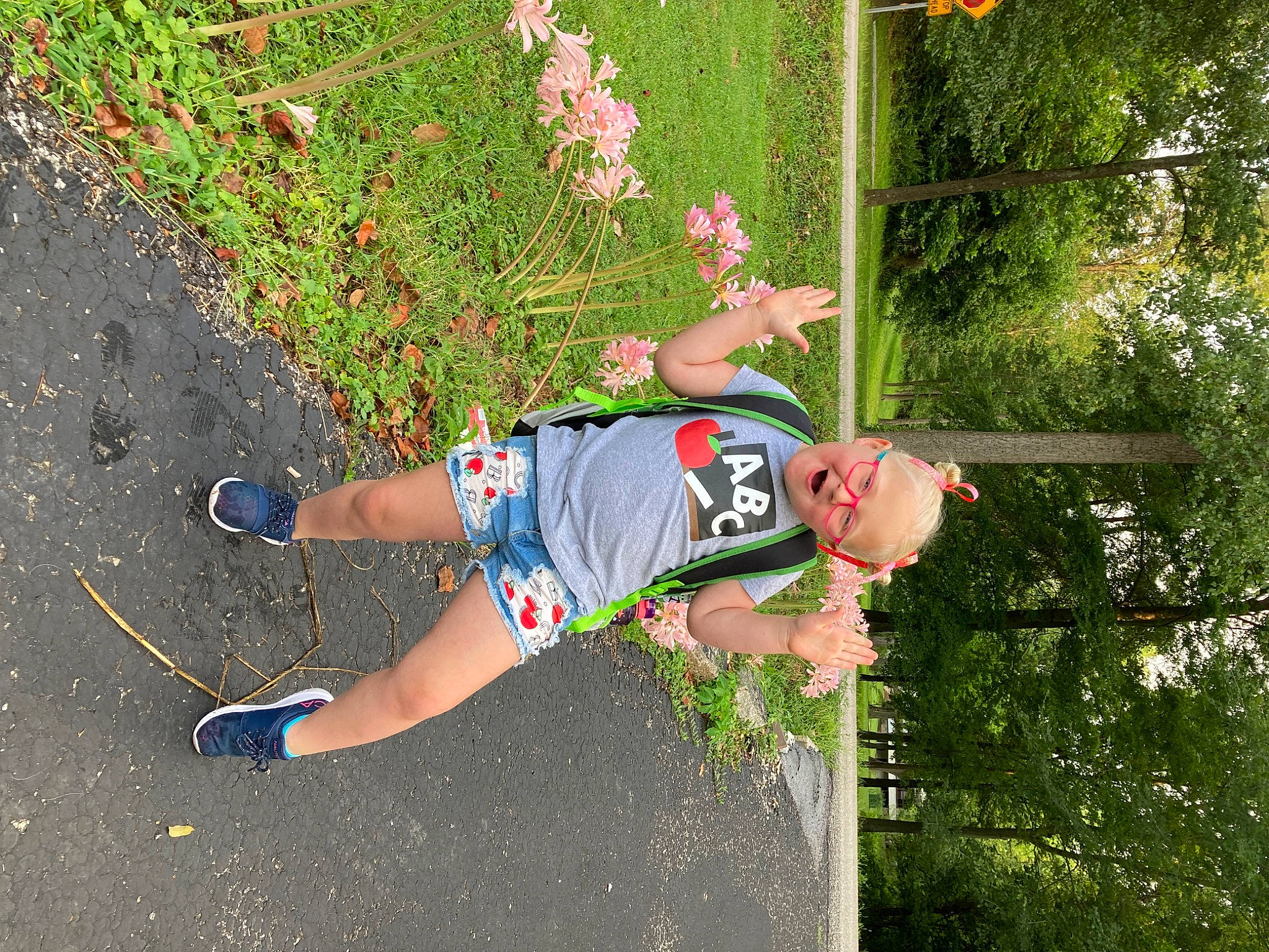 Makinzy is registered to the contest to win money with this photo: athletics, clothing, competition_event, flower, fun, grass, human_leg, knee, leisure, people_in_nature, person, plant, recreation, running, shorts, sports, sportswear, t_shirt, thigh, tree