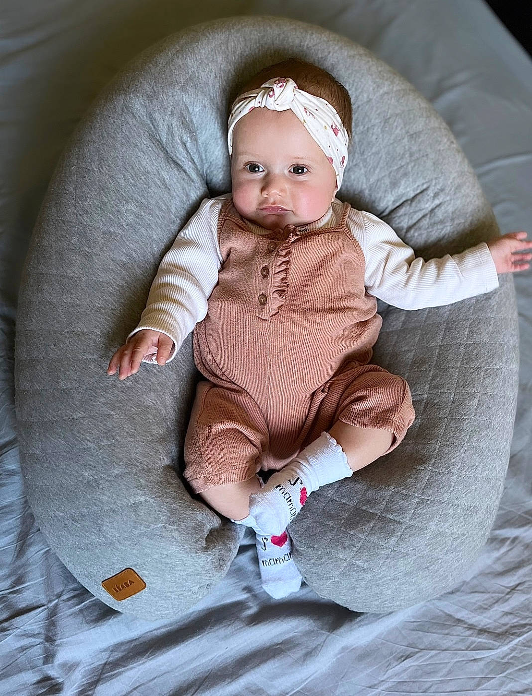 Mady Lyla a rejoint le concours — aidez-le/la à gagner de superbes lots ! baby, baby_products, baby_sleeping, baby_toddler_clothing, baby_toys, cap, child, comfort, doll, eye, grey, hand, headwear, knit_cap, linens, person, sitting, sleeve, stuffed_toy, toddler