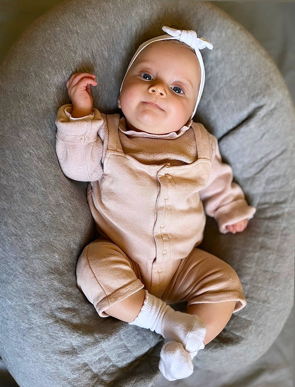 Mady Lyla a rejoint le concours — aidez-le/la à gagner de superbes lots ! art, baby, baby_products, baby_toddler_clothing, carmine, cheek, comfort, doll, figurine, fur, gesture, linens, peach, person, personal_protective_equipment, sitting, sleeve, textile, toddler, toy