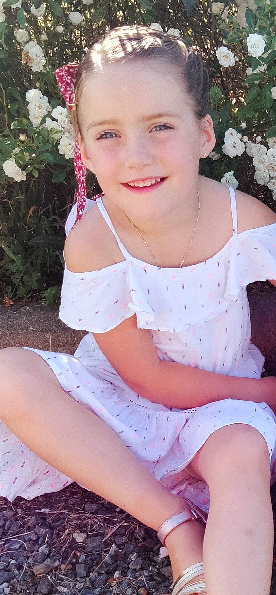 Swann a rejoint le concours — aidez-le/la à gagner de superbes lots ! arm, clothing, day_dress, dress, embellishment, eye, fashion, flash_photography, grass, happy, headgear, headpiece, joy, organ, person, pink, plant, skin, sleeve, smile