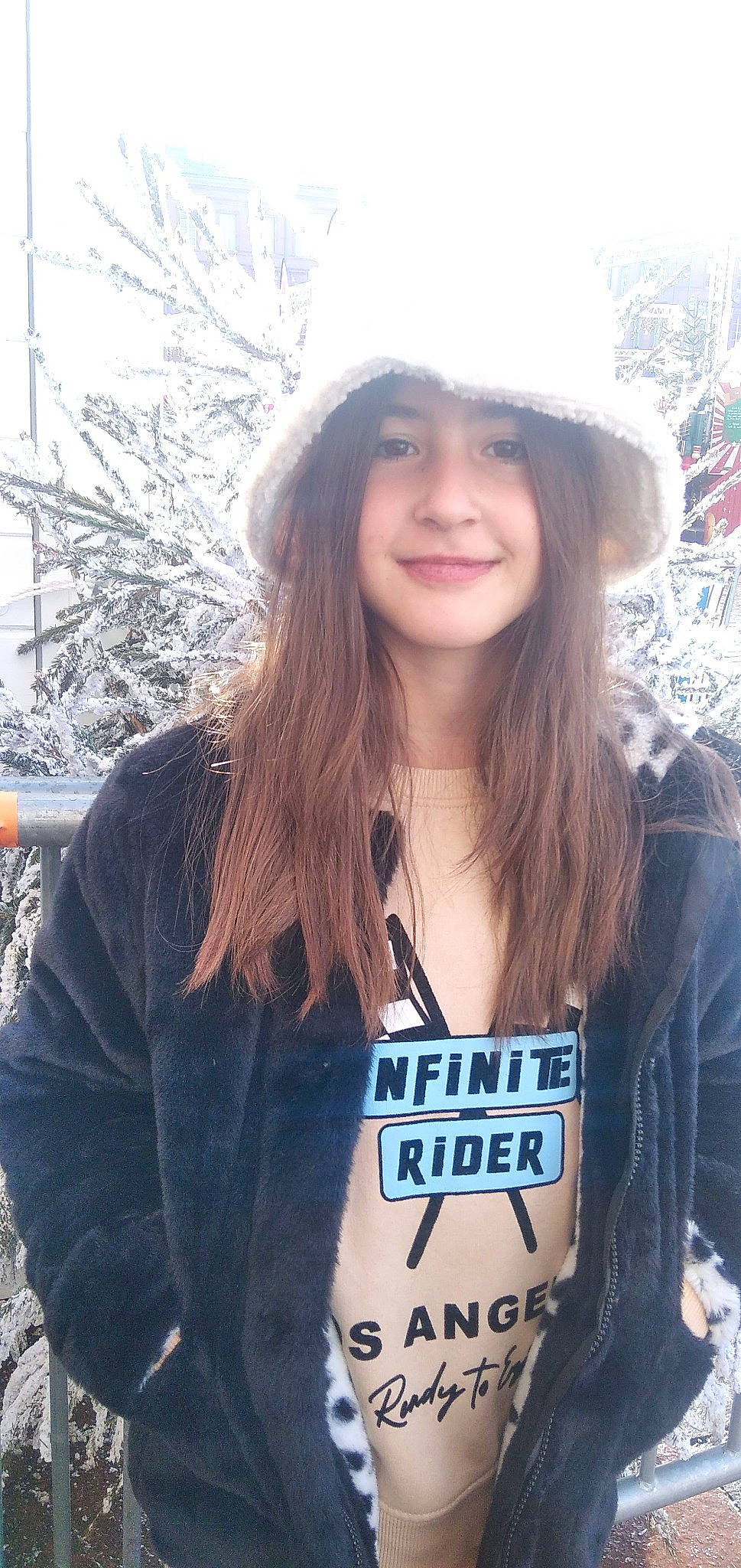 Leiya a rejoint le concours — aidez-le/la à gagner de superbes lots ! black_hair, cap, cool, electric_blue, eyewear, fashion, freezing, happy, hat, headgear, headwear, jewellery, joy, lip, long_hair, outerwear, person, sleeve, smile, snow