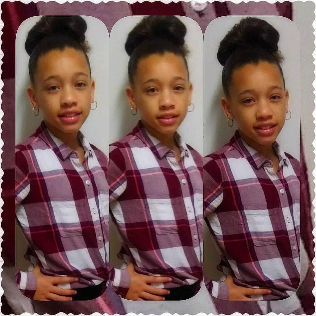 Elisa is registered to the contest to win money with this photo: child, happy, pattern, person, plaid, sibling, smile