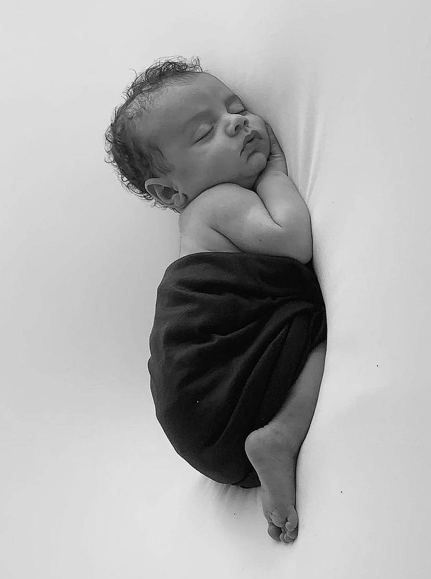 Souleymane a rejoint le concours — aidez-le/la à gagner de superbes lots ! abdomen, arm, art, baby, chest, comfort, elbow, eye, flash_photography, gesture, hair, hand, happy, human_body, knee, leg, person, stomach, thigh, toddler