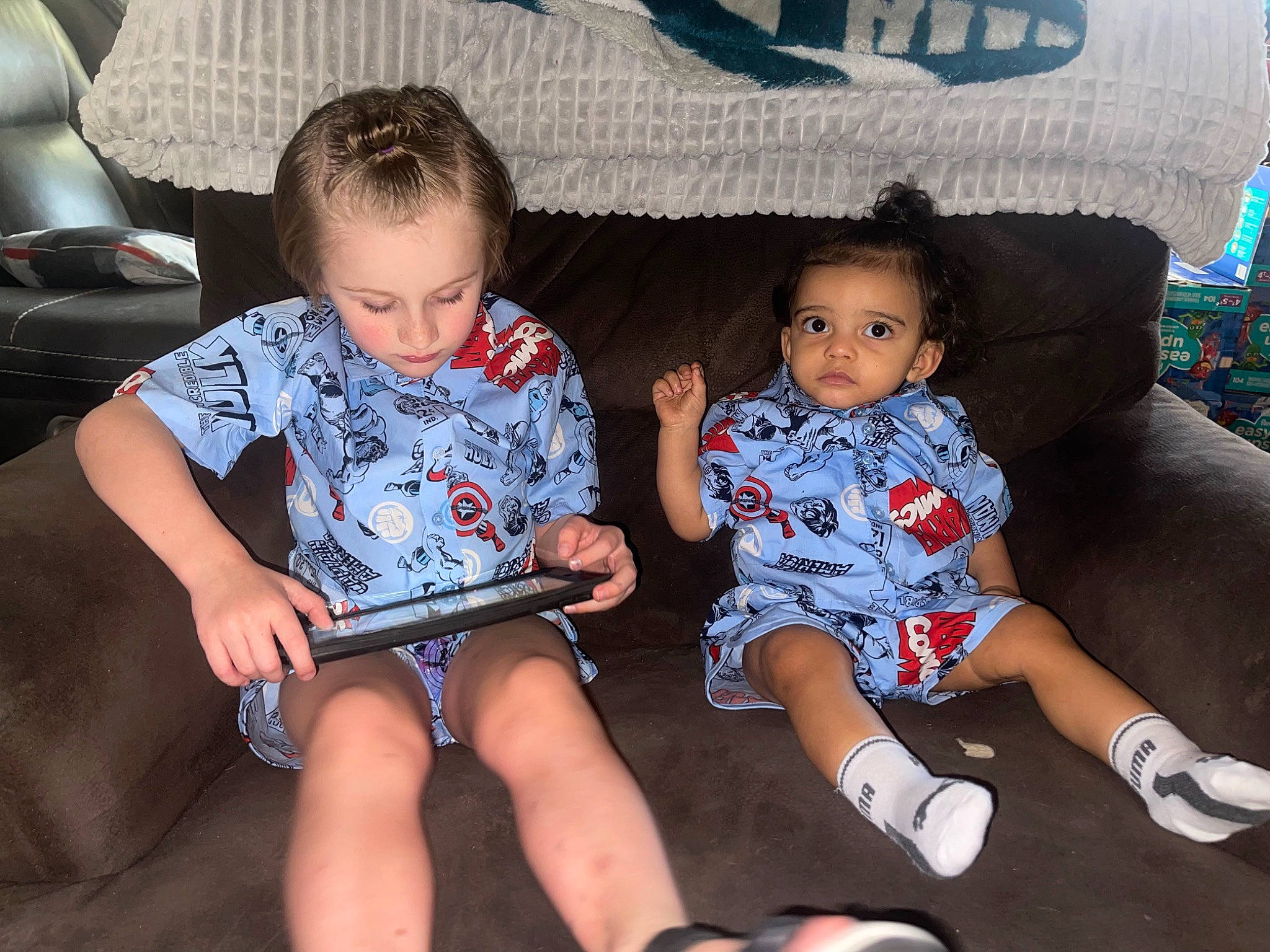 King is registered to the contest to win money with this photo: baby_toddler_clothing, child, comfort, couch, event, facial_expression, fun, hairstyle, happy, human_leg, lap, leg, leisure, living_room, person, sharing, sitting, sock, t_shirt, thigh