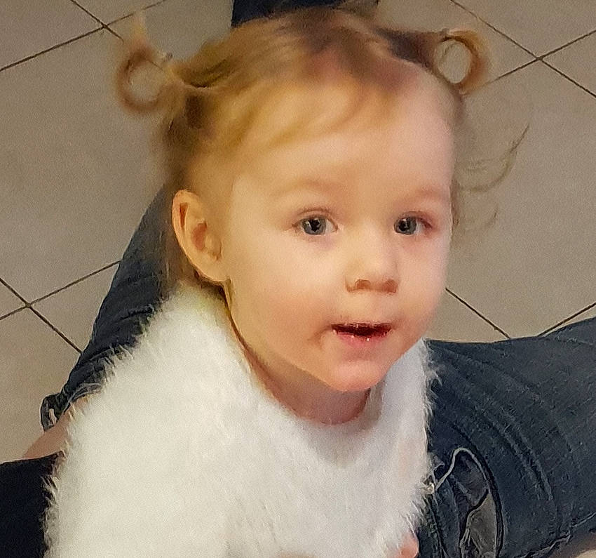 Raphaëlle participe au concours pour gagner de l'argent avec cette photo : cheek, child, chin, ear, eye, eyebrow, face, forehead, girl, hair, hairstyle, head, human_hair_color, infant, iris, neck, nose, person, skin, smile