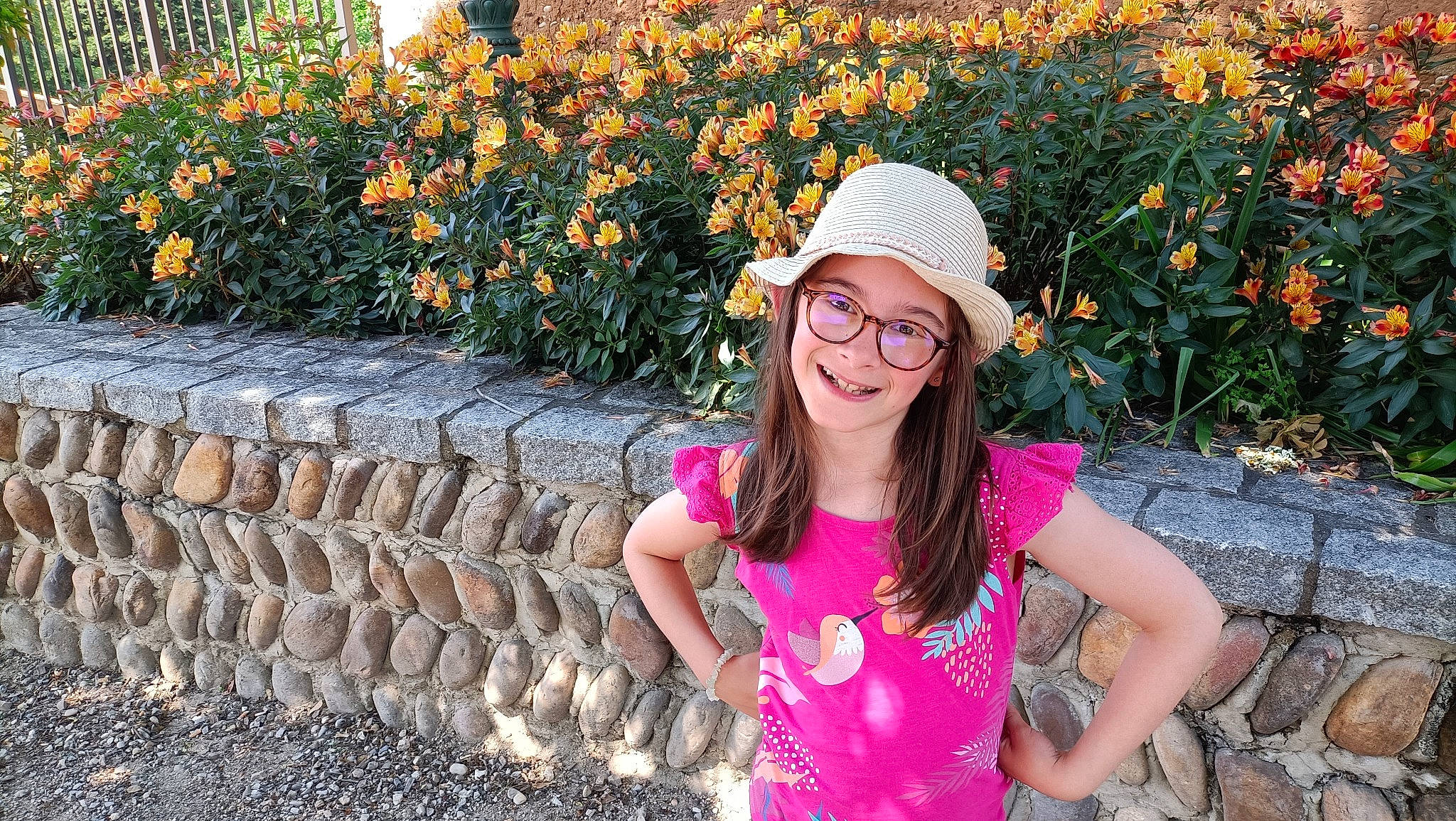 Jade a rejoint le concours — aidez-le/la à gagner de superbes lots ! agriculture, botany, cap, eyewear, flower, glasses, grass, happy, headwear, joy, landscape, leaf, leisure, people, people_in_nature, person, plant, smile, summer, sunglasses