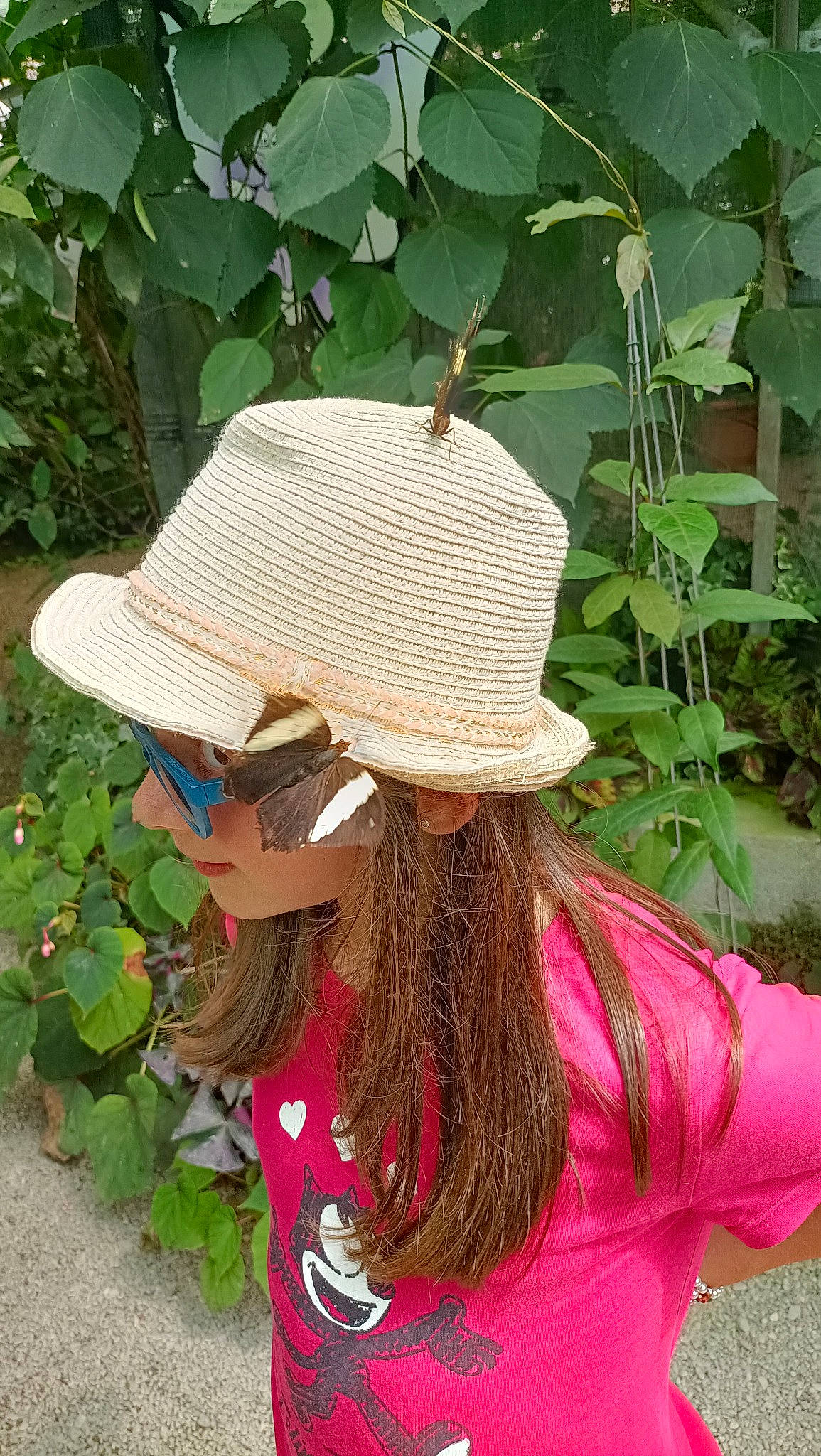 Jade participe au concours pour gagner de l'argent avec cette photo : botany, cap, costume_hat, fashion_accessory, fedora, flower, garden, grass, green, groundcover, hat, headgear, leisure, magenta, pattern, people_in_nature, person, plant, sombrero, sun_hat