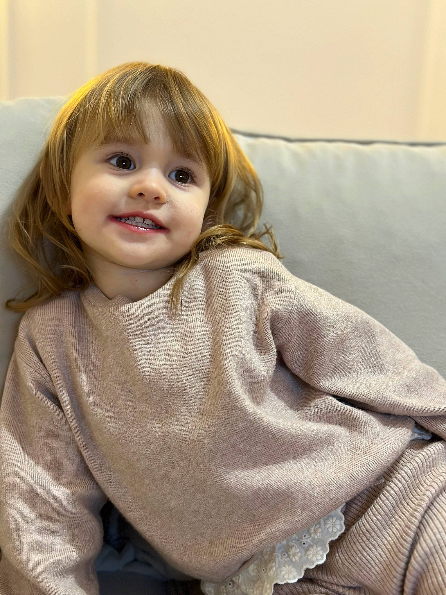 Milana a rejoint le concours — aidez-le/la à gagner de superbes lots ! baby_toddler_clothing, blond, brown_hair, cheek, child, collar, comfort, eye, flooring, fur, happy, iris, joy, lip, person, portrait_photography, room, sitting, skin, sleeve