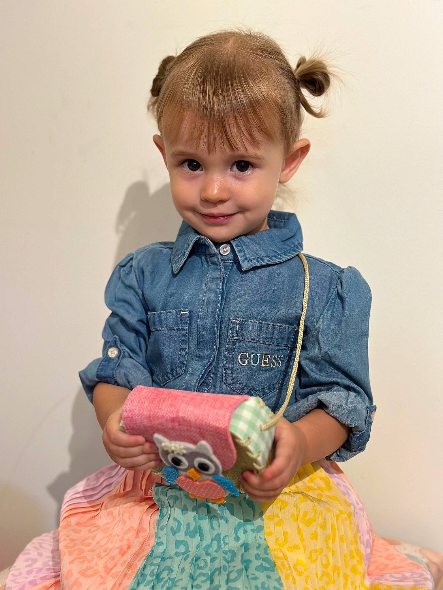 Milana participe au concours pour gagner de l'argent avec cette photo : baby_toddler_clothing, bangs, button, child, collar, denim, doll, dress_shirt, electric_blue, fashion_design, hand, outerwear, pattern, person, plaid, sleeve, standing, t_shirt, textile, toddler