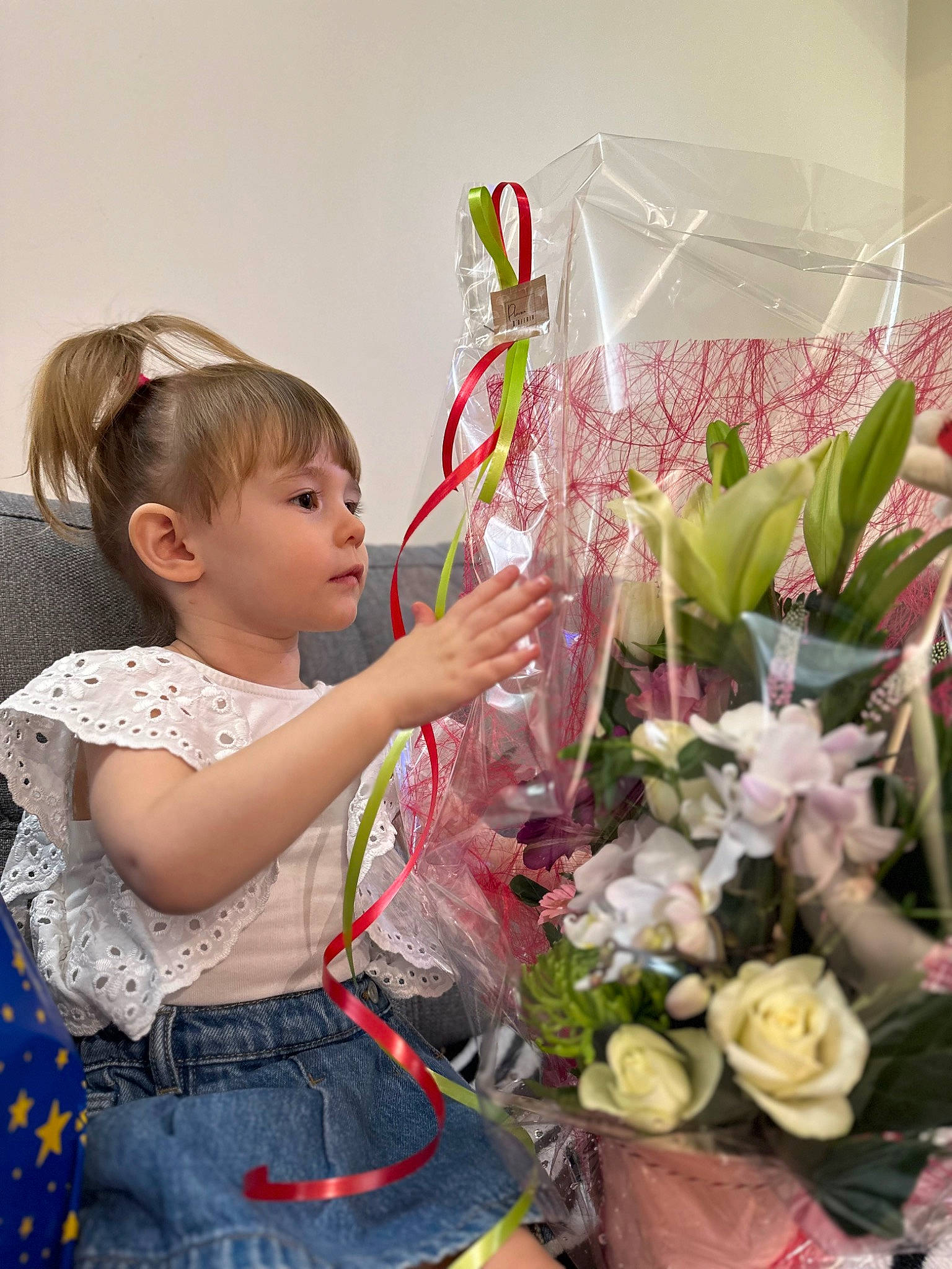 Milana participe au concours pour gagner de l'argent avec cette photo : artificial_flower, baby, baby_toddler_clothing, bouquet, creative_arts, cut_flowers, event, floral_design, floristry, flower, flower_arranging, fun, happy, hybrid_tea_rose, person, petal, plant, rose, rose_family, rose_order