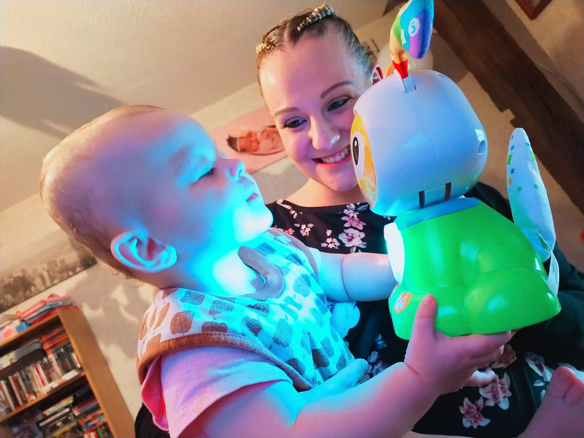 Nana participe au concours pour gagner de l'argent avec cette photo : animation, baby, balloon, bookcase, ear, human, interaction, joy, love, party_hat, party_supply, person, plastic, shelf, shelving, toy