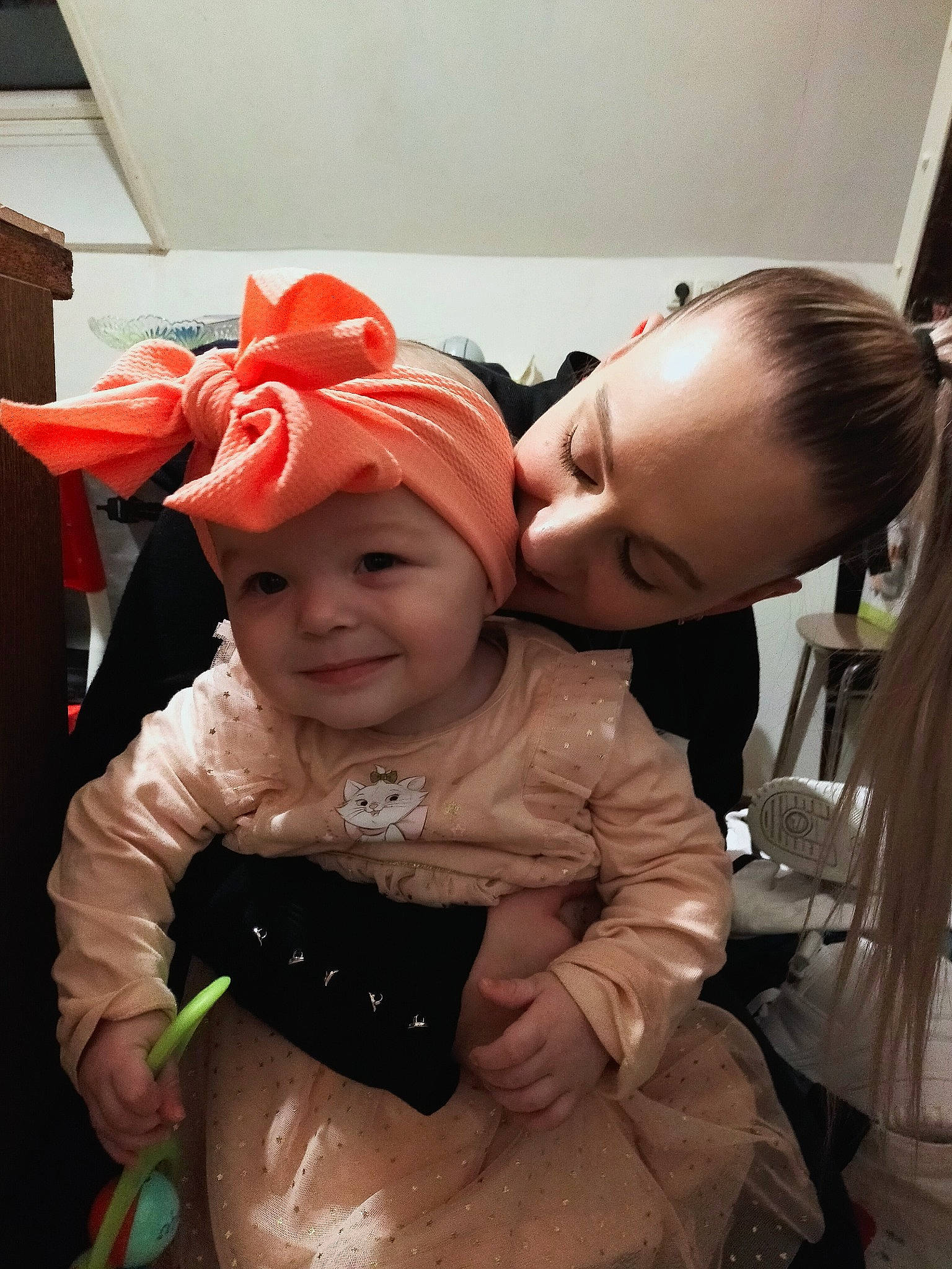 Nana participe au concours pour gagner de l'argent avec cette photo : baby, baby_toddler_clothing, bonnet, cheek, child, costume_accessory, ear, embellishment, hair_accessory, happy, head, headwear, human, human_body, joy, love, mouth, nose, person, skin