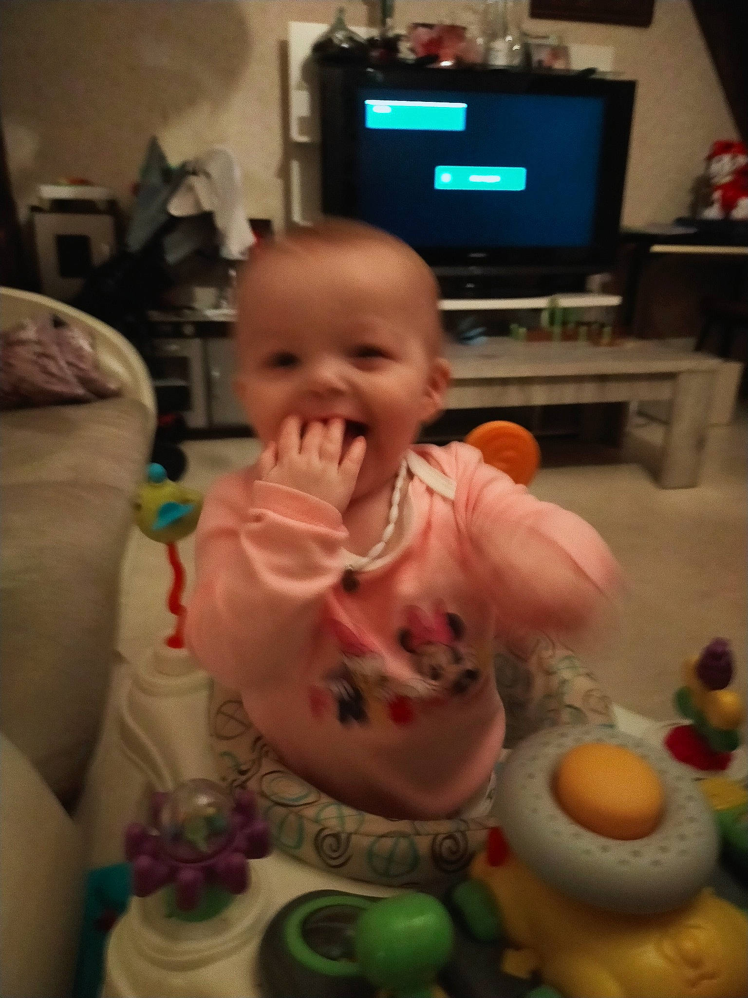 Nana a rejoint le concours — aidez-le/la à gagner de superbes lots ! baby, baby_products, baby_toddler_clothing, baby_toys, cable_television, child, display_device, entertainment_center, flat_panel_display, home_appliance, lcd_tv, led_backlit_lcd_display, living_room, person, play, television, television_accessory, television_set, toddler, tongue