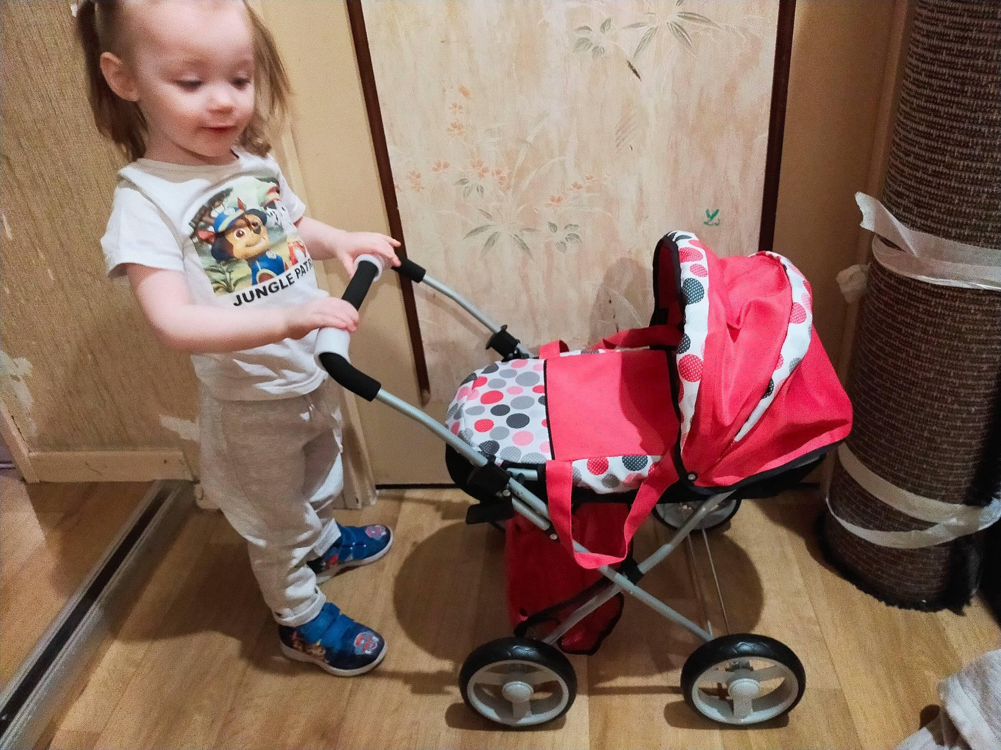 Marie Noëlla a rejoint le concours — aidez-le/la à gagner de superbes lots ! baby, baby_carriage, baby_products, baby_safety, baby_toddler_clothing, baby_toys, child, cleanliness, costume_accessory, costume_hat, fedora, floor, laminate_flooring, person, play, product, toddler, wood_flooring