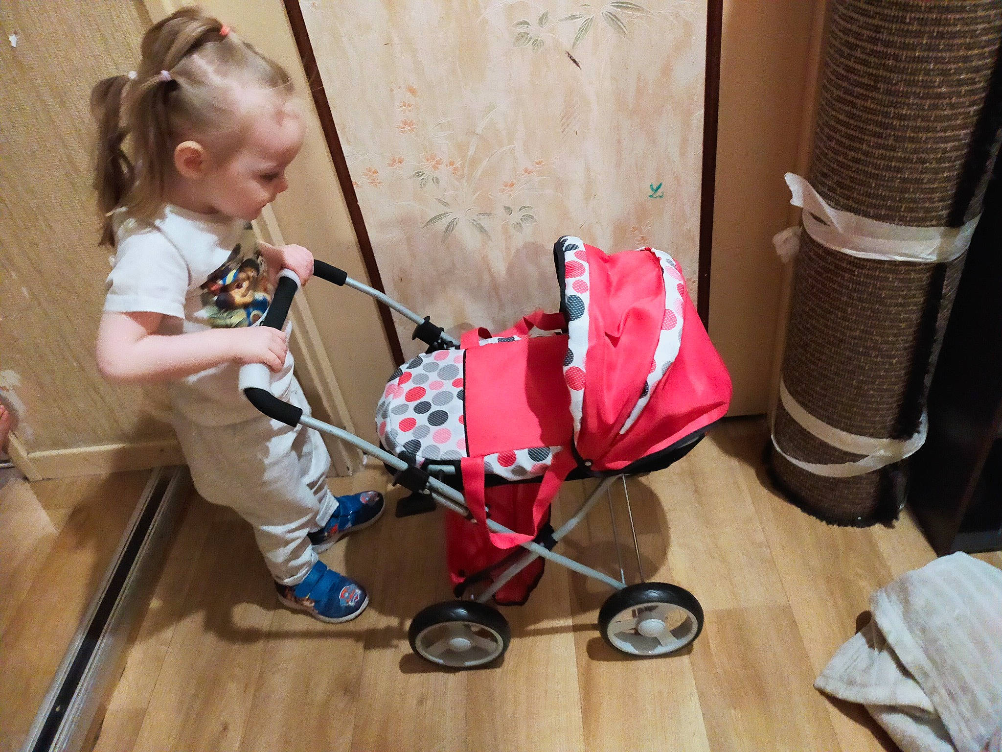 Marie Noëlla participe au concours pour gagner de l'argent avec cette photo : baby, baby_products, baby_safety, baby_toddler_clothing, child, cleanliness, curious, floor, flooring, laminate_flooring, loudspeaker, person, play, product, rolling, toddler, toy, wood_flooring