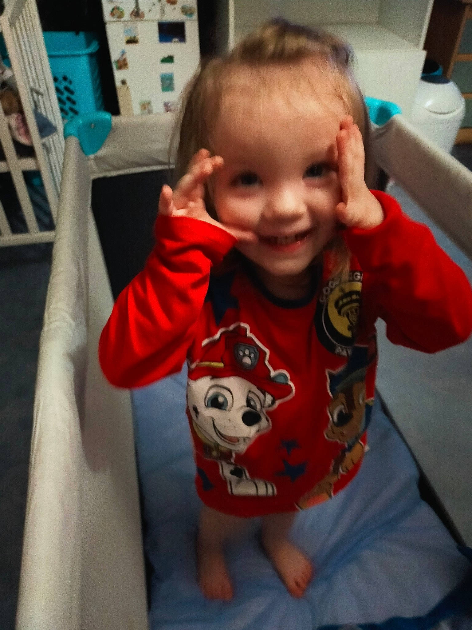 Marie Noëlla participe au concours pour gagner de l'argent avec cette photo : baby, baby_laughing, baby_products, baby_toddler_clothing, barefoot, child, face, foot, head, joy, laugh, long_sleeved_t_shirt, nightwear, person, shelf, sleeve, toddler