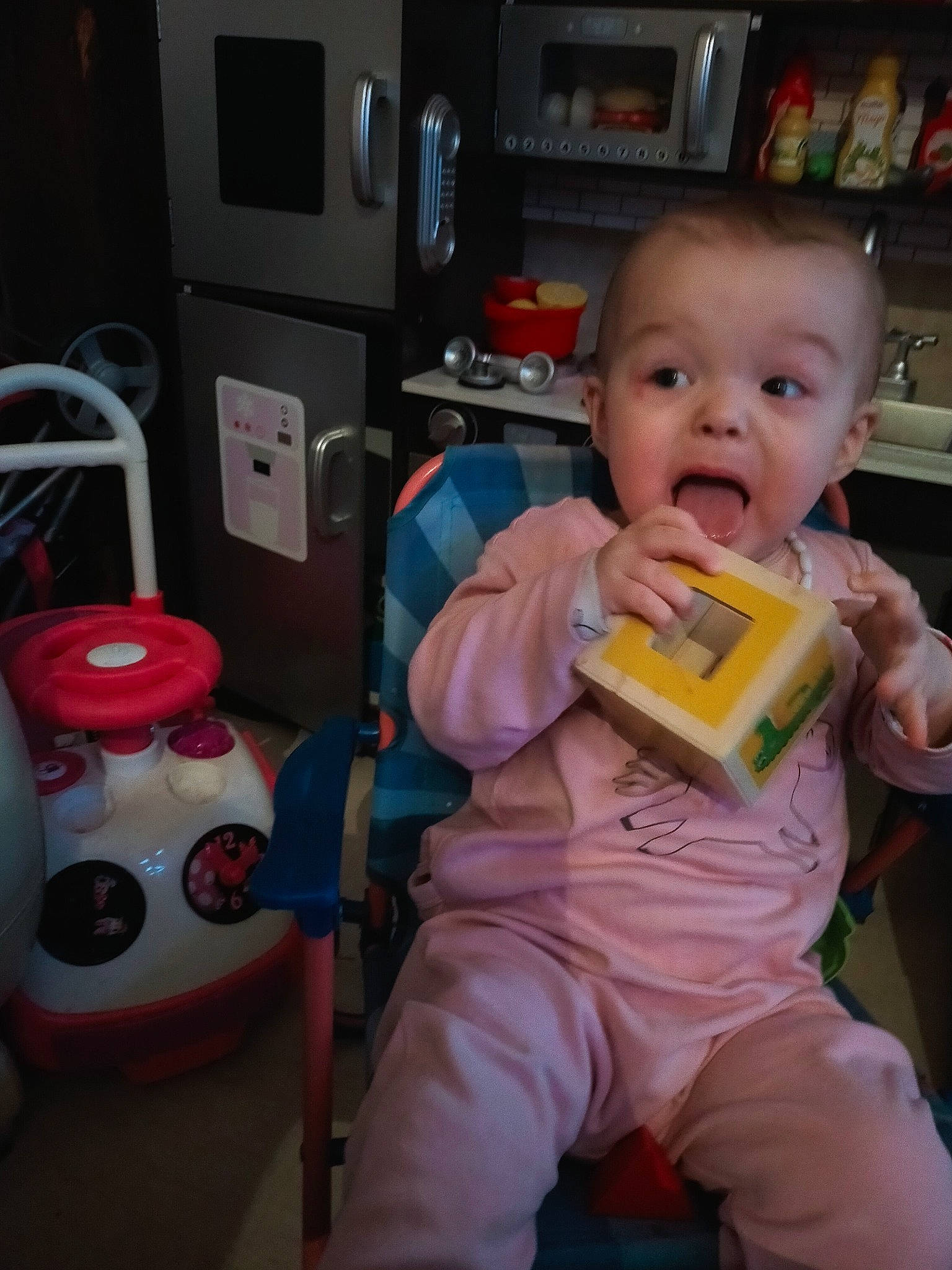 Nohlana a rejoint le concours — aidez-le/la à gagner de superbes lots ! baby, baby_toddler_clothing, baby_toys, cheek, child, fun, gas, home_appliance, kitchen_appliance, machine, mouth, person, personal_protective_equipment, play, refrigerator, room, sitting, smile, surprise, t_shirt