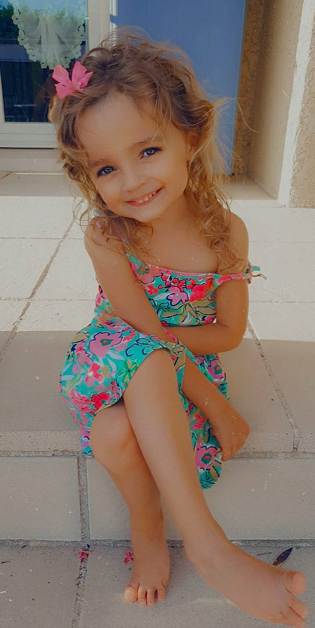 Tifenn participe au concours pour gagner de l&#x27;argent avec cette photo : baby_toddler_clothing, beauty, cheek, dress, eye, face, fun, hair, happy, head, human_body, iris, joy, knee, leg, person, pink, skin, smile, swimwear