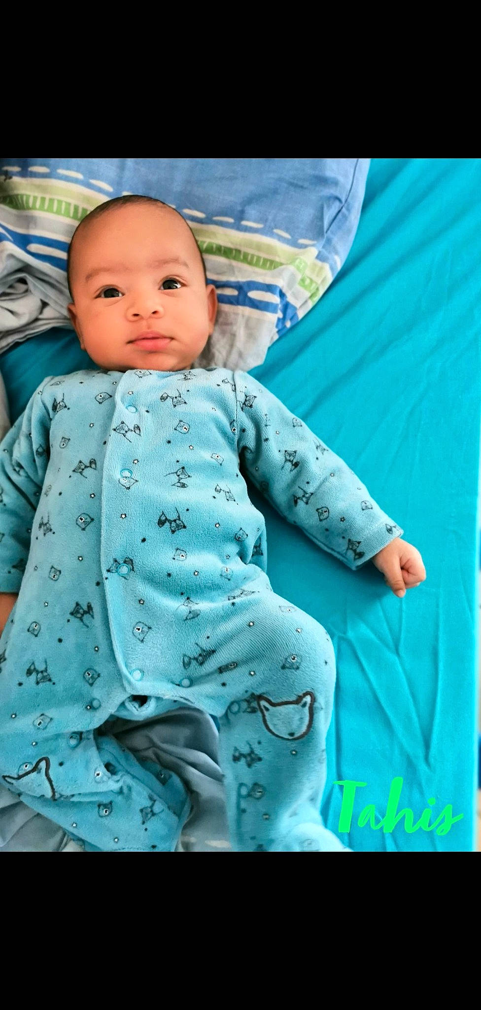 Tahis a rejoint le concours — aidez-le/la à gagner de superbes lots ! aqua, baby, baby_toddler_clothing, blue, child, pattern, person, skin, toddler, turquoise