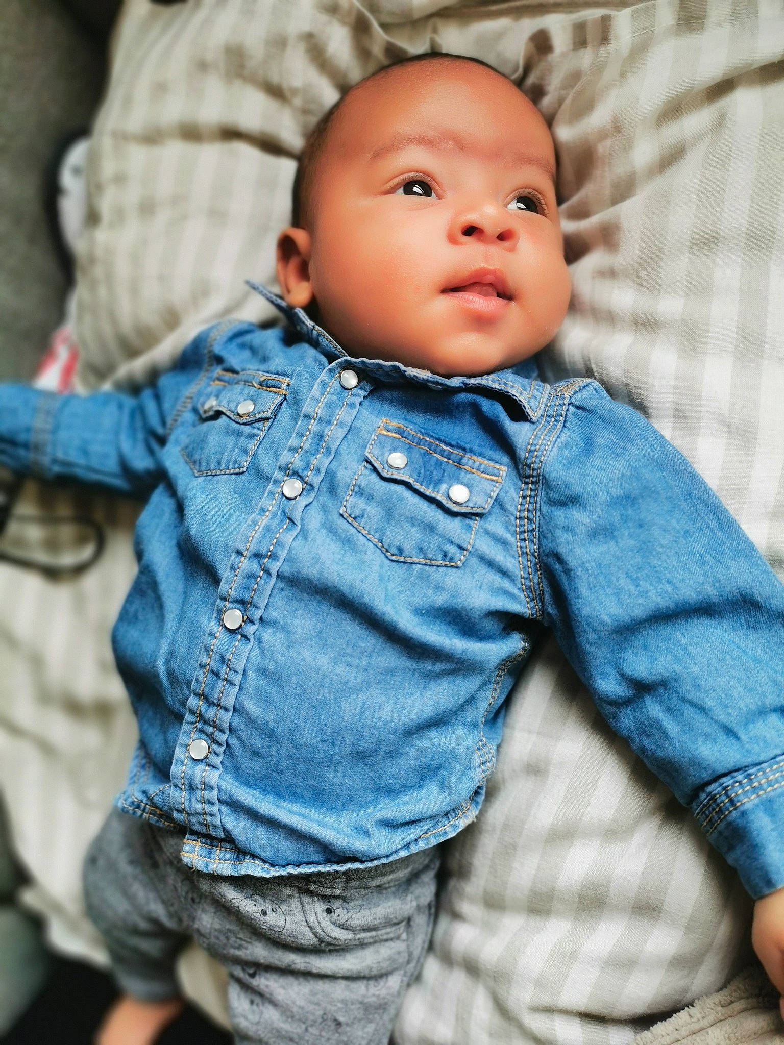 Tahis participe au concours pour gagner de l'argent avec cette photo : baby, blue, cheek, child, denim, eye, face, head, jeans, people, person, sitting, skin, textile, toddler