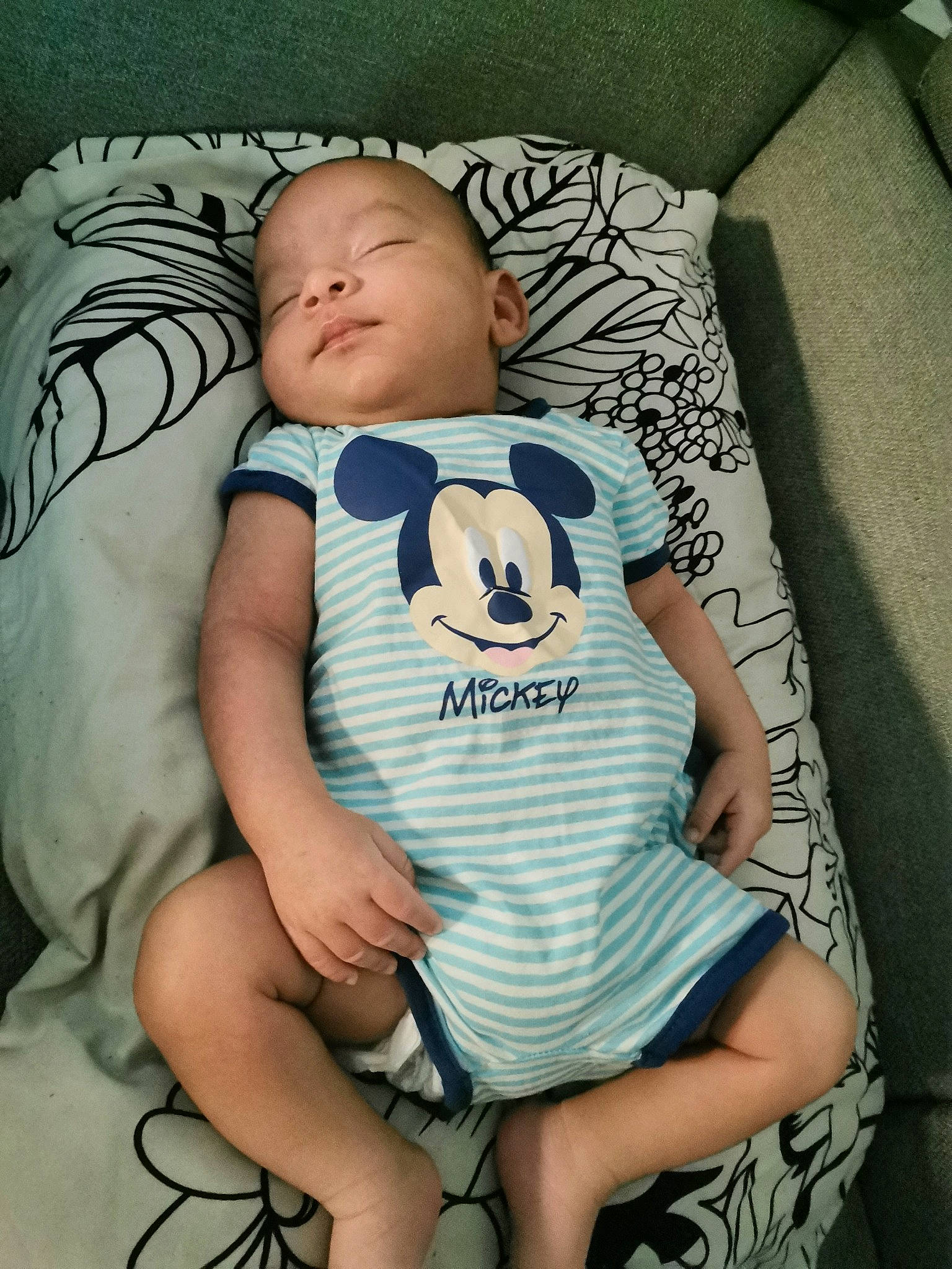 Tahis a rejoint le concours — aidez-le/la à gagner de superbes lots ! baby, baby_products, baby_sleeping, baby_toddler_clothing, child, nap, person, product, sleep, toddler