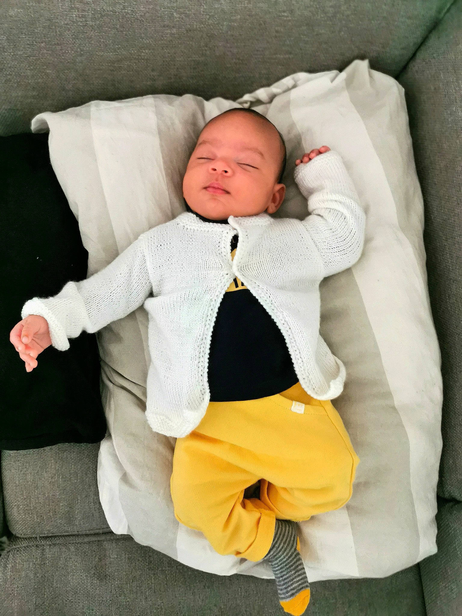 Tahis participe au concours pour gagner de l'argent avec cette photo : baby, baby_in_car_seat, baby_sleeping, bedding, child, comfort, furniture, linens, person, pillow, sitting, sleep, toddler