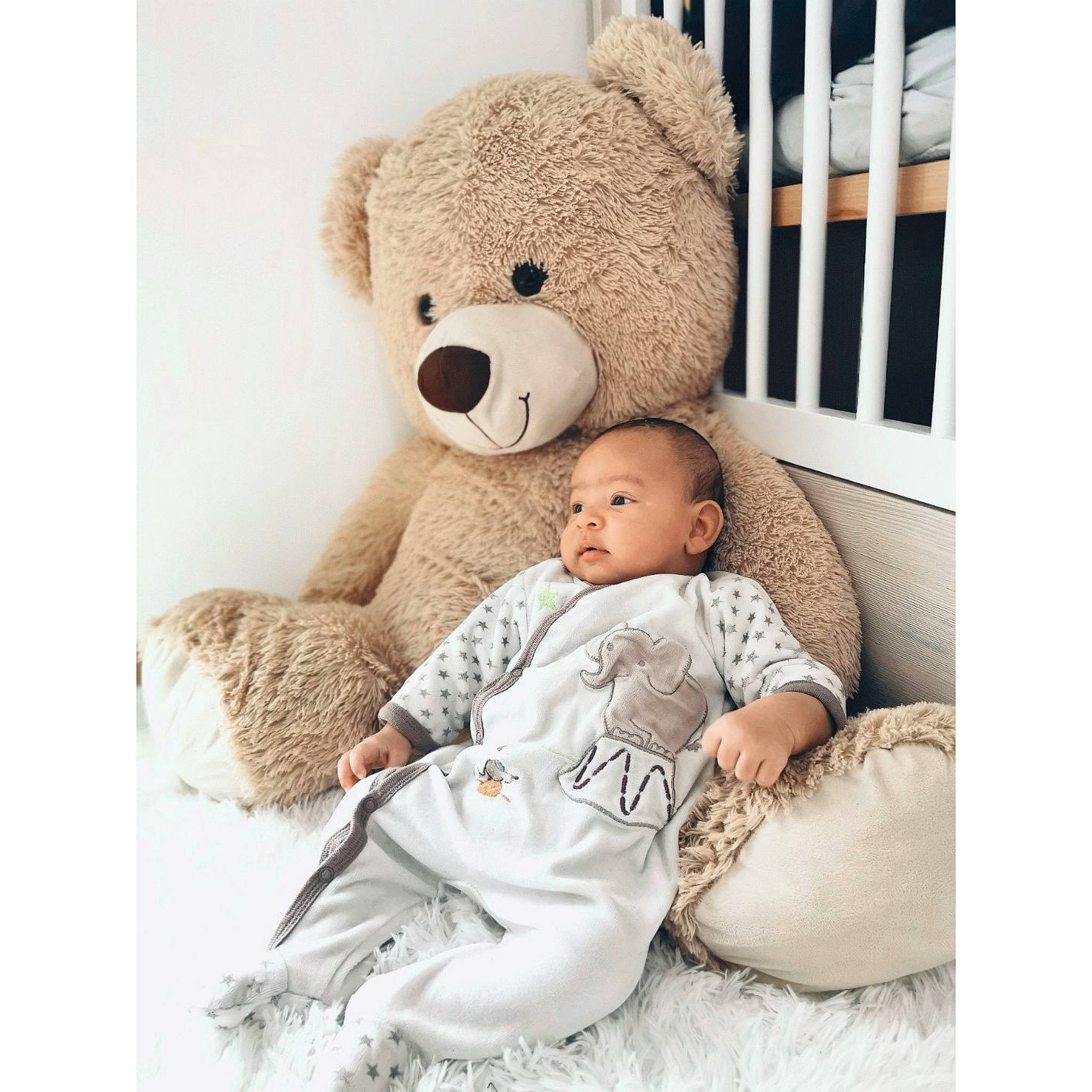 Tahis participe au concours pour gagner de l'argent avec cette photo : baby, baby_products, baby_sleeping, baby_toys, beige, brown, child, comfort, furniture, person, plush, product, room, stuffed_toy, teddy_bear, toddler, toy