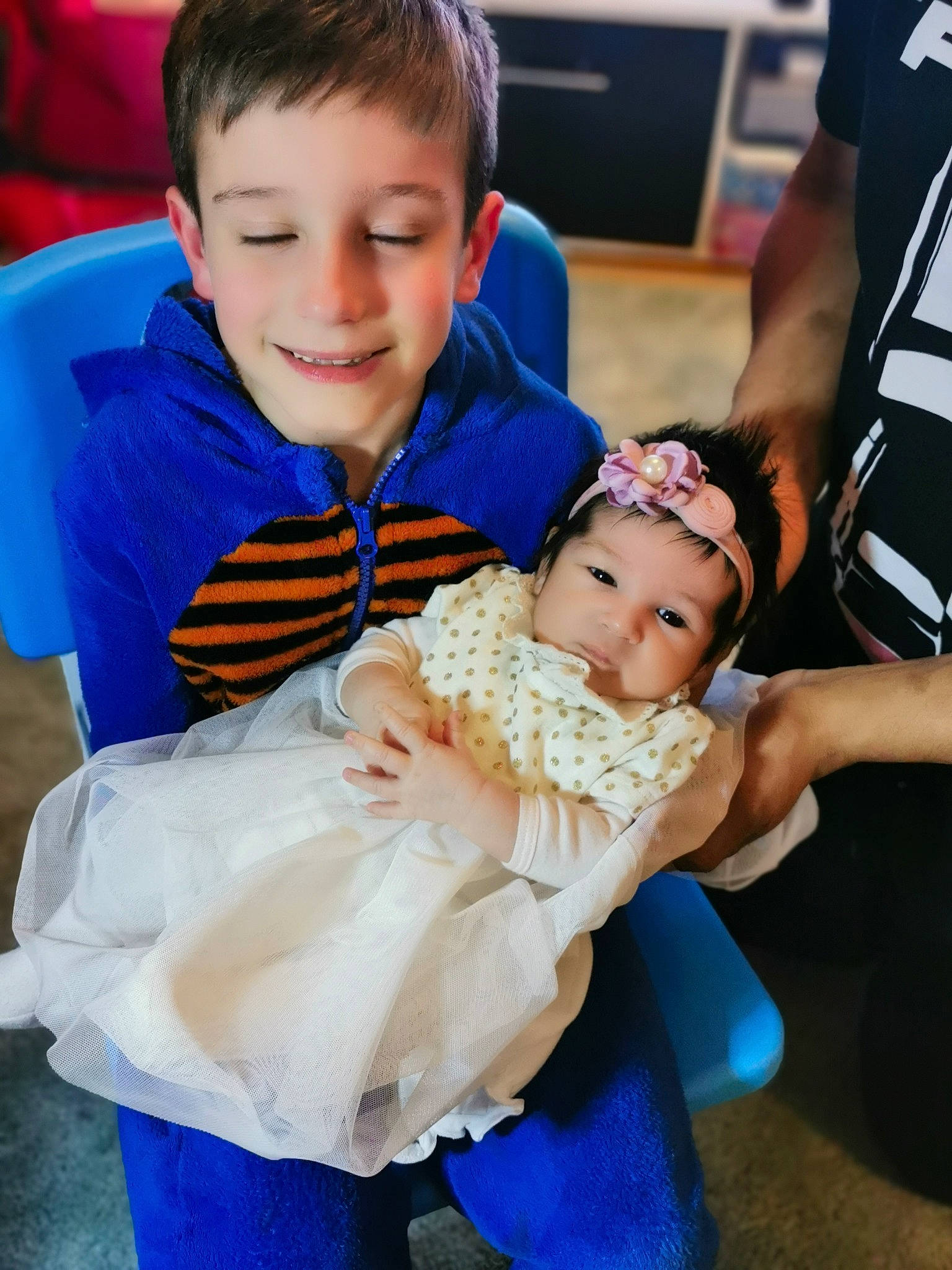 Aïcha participe au concours pour gagner de l'argent avec cette photo : baby, baby_toddler_clothing, blue, child, electric_blue, event, face, finger, formal_wear, fun, gesture, hairstyle, happy, headwear, joy, leisure, person, sitting, skin, sleeve