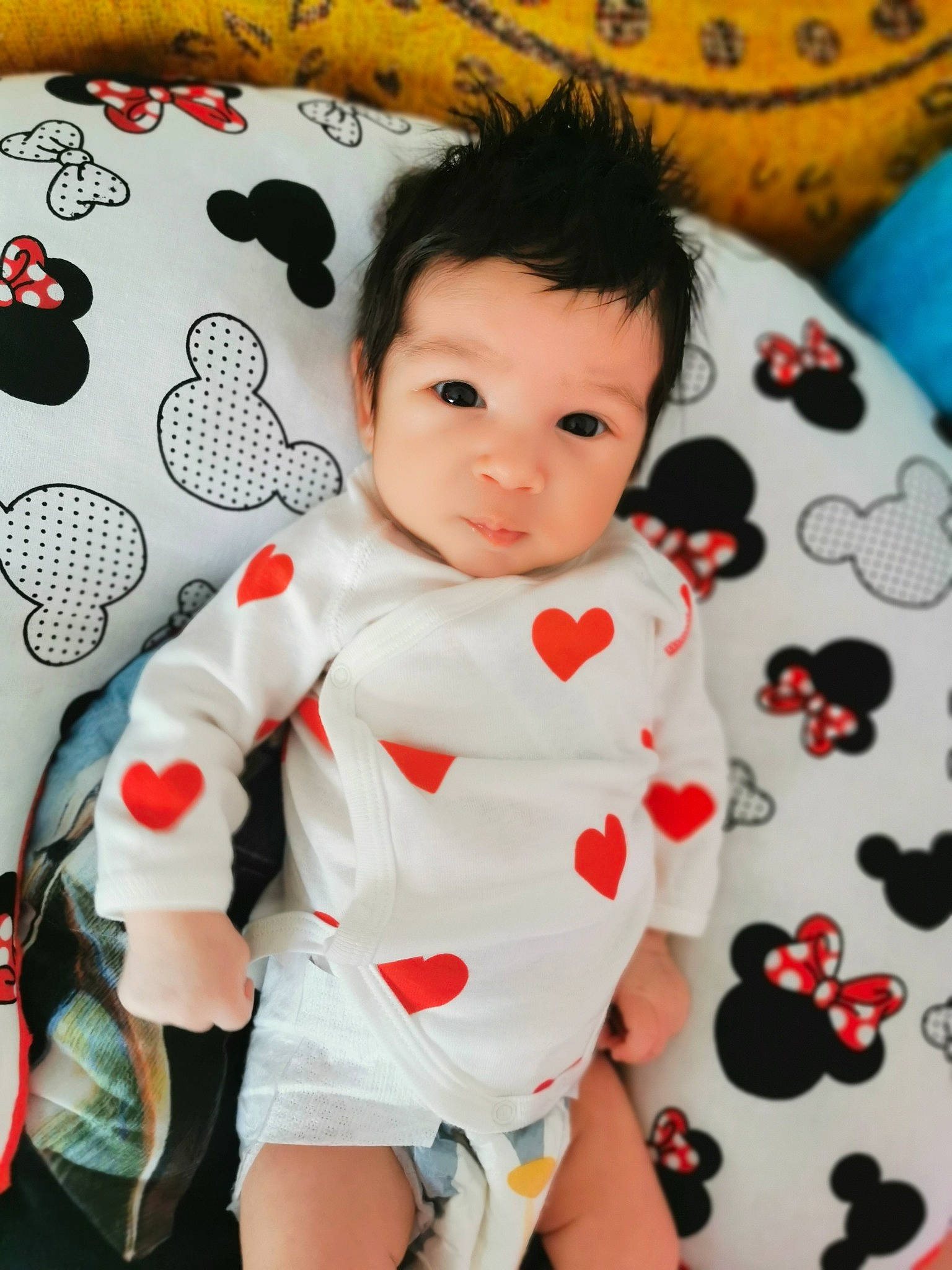 Aïcha a rejoint le concours — aidez-le/la à gagner de superbes lots ! baby, baby_products, baby_toddler_clothing, carmine, cheek, child, facial_expression, fun, happy, human_leg, linens, pattern, person, skin, sleeve, t_shirt, textile, thigh, toddler, white