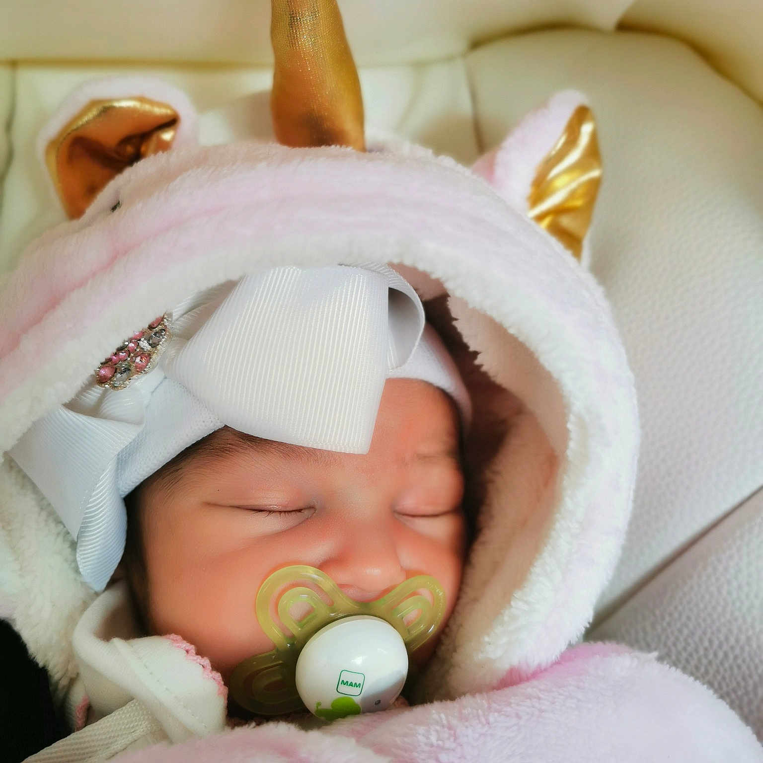 Aïcha a rejoint le concours — aidez-le/la à gagner de superbes lots ! baby, baby_products, baby_safety, baby_sleeping, baby_toddler_clothing, bed, bedding, child, comfort, cradle, ear, eye, human_body, infant_bed, linens, plush, stuffed_toy, sweetness, textile, white