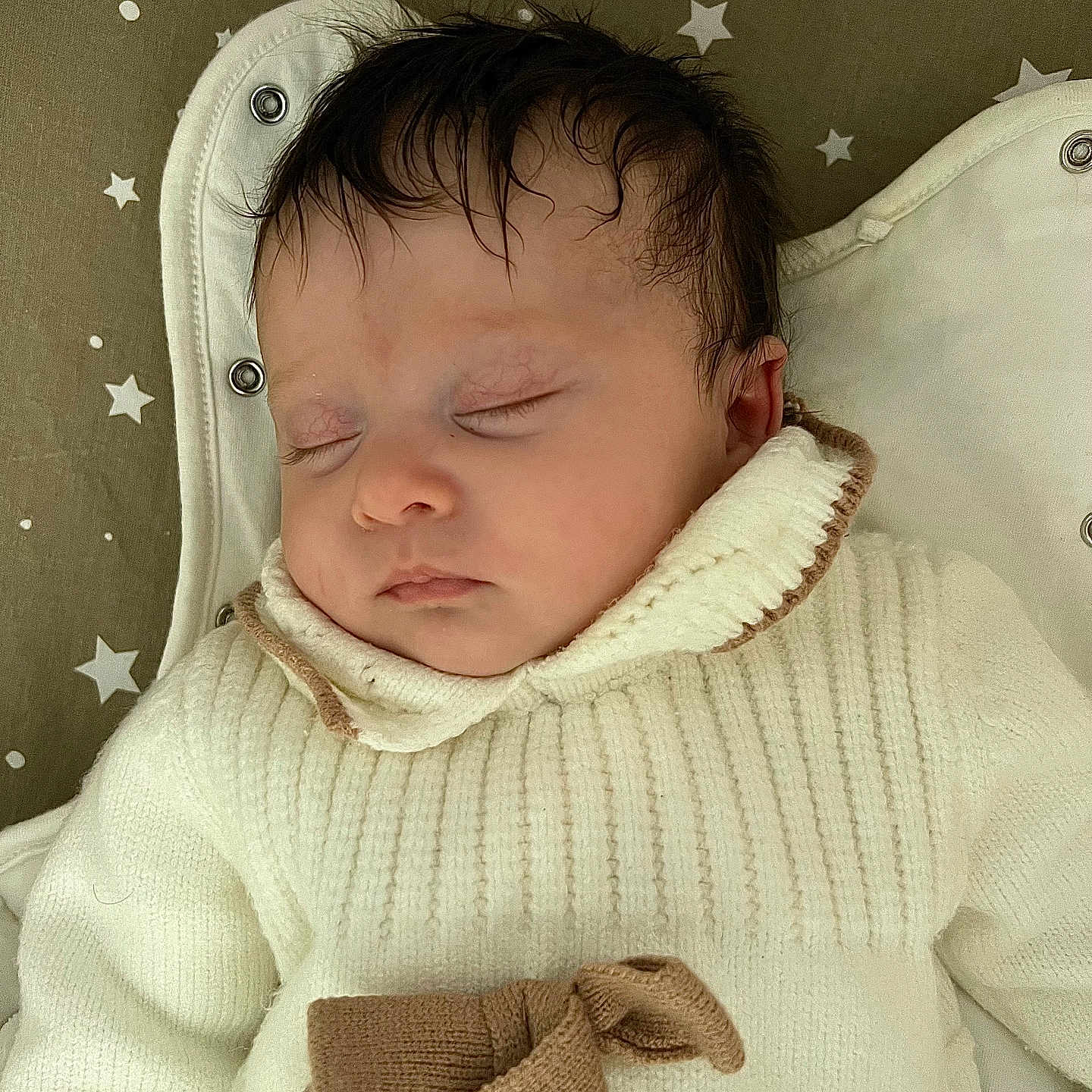 Tayïelia participe au concours pour gagner de l'argent avec cette photo : baby, blanket, brown_bow, closed_eyes, cozy, cute, face, head, indoors, infant, knitted_clothing, newborn, peaceful, portrait, resting, sleeping, soft_lighting, star_pattern, white_sweater, young_child