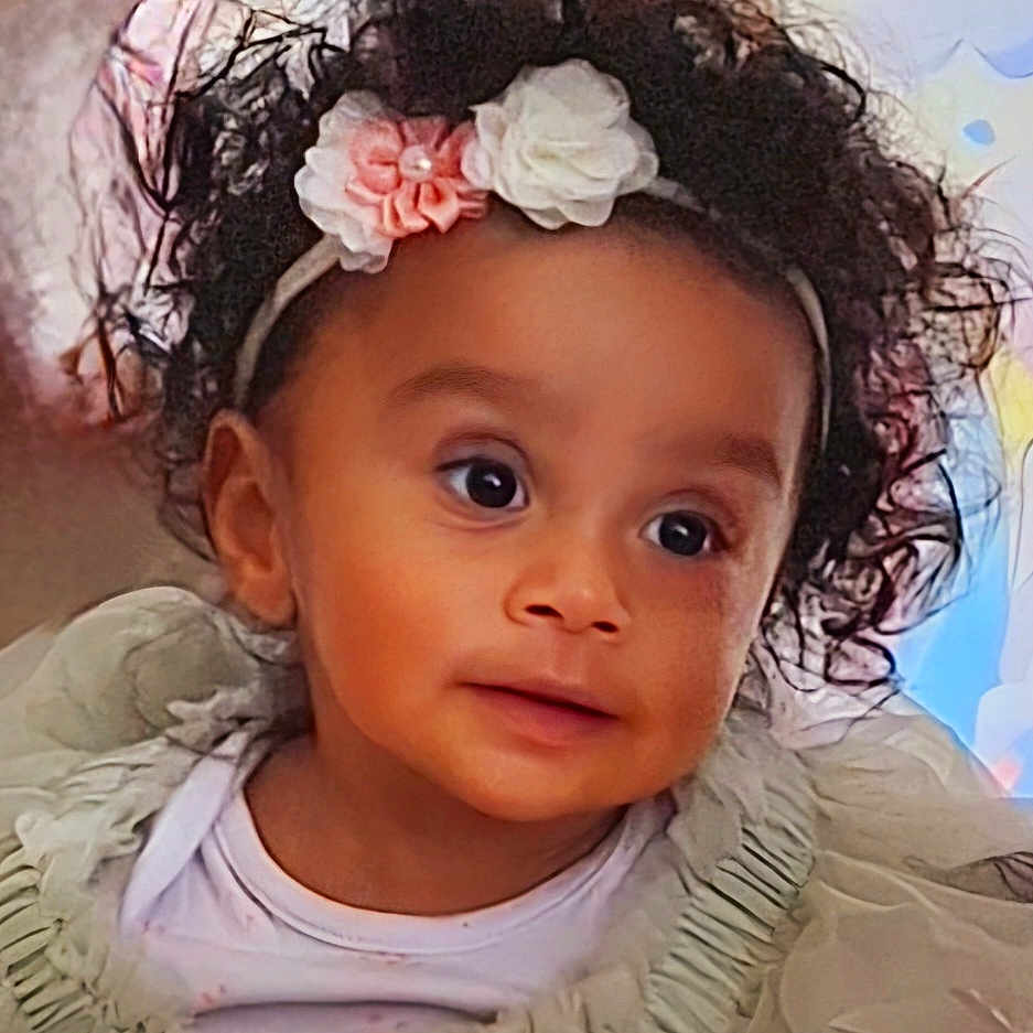 Mia a rejoint le concours — aidez-le/la à gagner de superbes lots ! adorable, baby, child, closeup, clothing, curly_hair, cute, expression, eyes, face, fashion, flower, headband, indoor, person, portrait, smile, soft_lighting, toddler, young_child