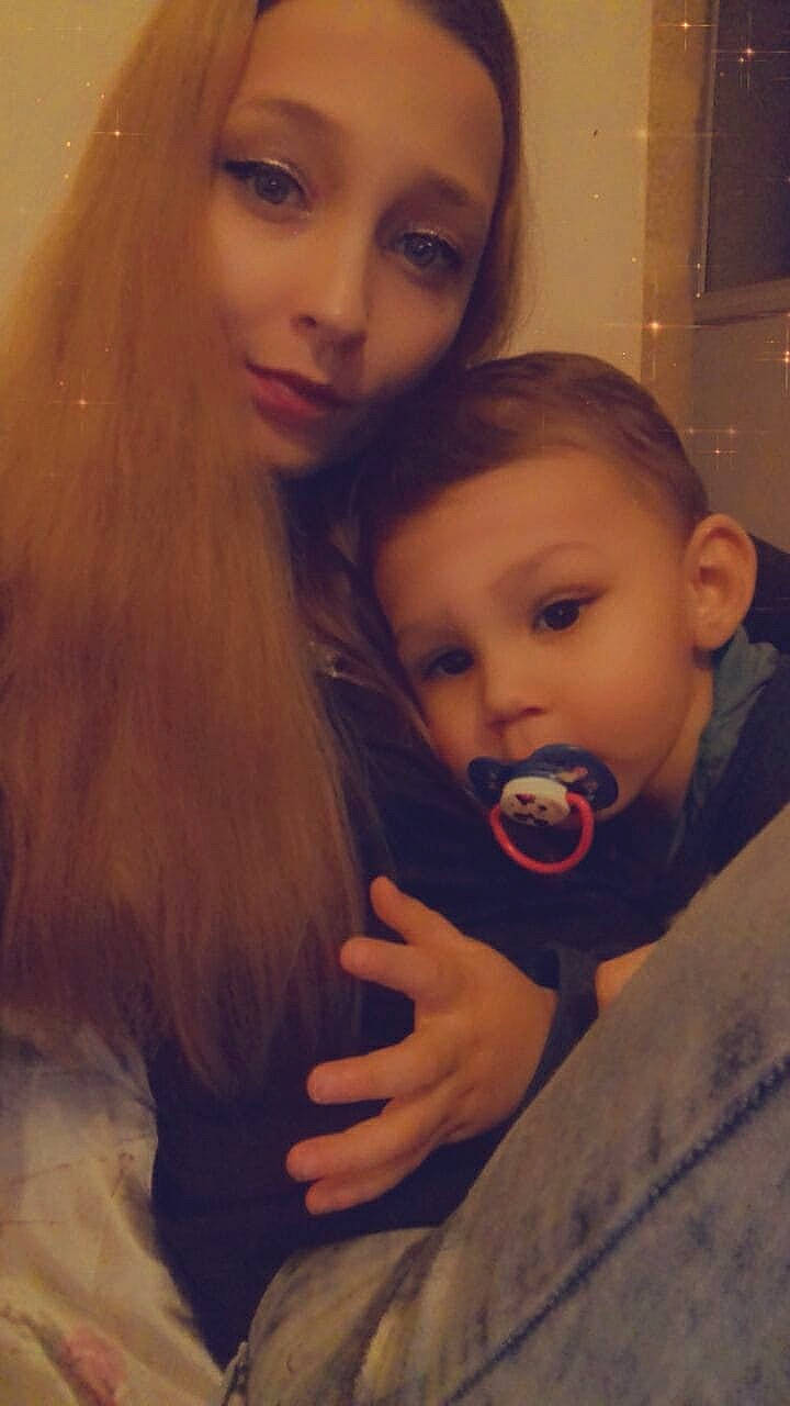 Hamza participe au concours pour gagner de l'argent avec cette photo : cheek, chin, ear, eye, eyebrow, eyelash, face, forehead, gesture, happy, human_body, interaction, iris, jaw, lip, mouth, neck, nose, person, shoulder