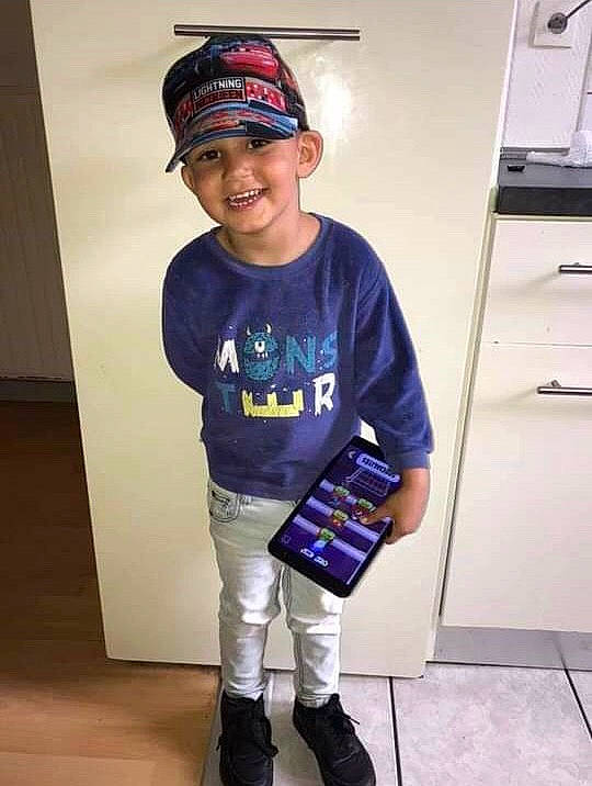 Hamza participe au concours pour gagner de l'argent avec cette photo : baseball_cap, cabinetry, cap, cool, cricket_cap, denim, drawer, eyewear, hat, headgear, headwear, jersey, joy, leg, person, sleeve, smile, sports_gear, sportswear, standing