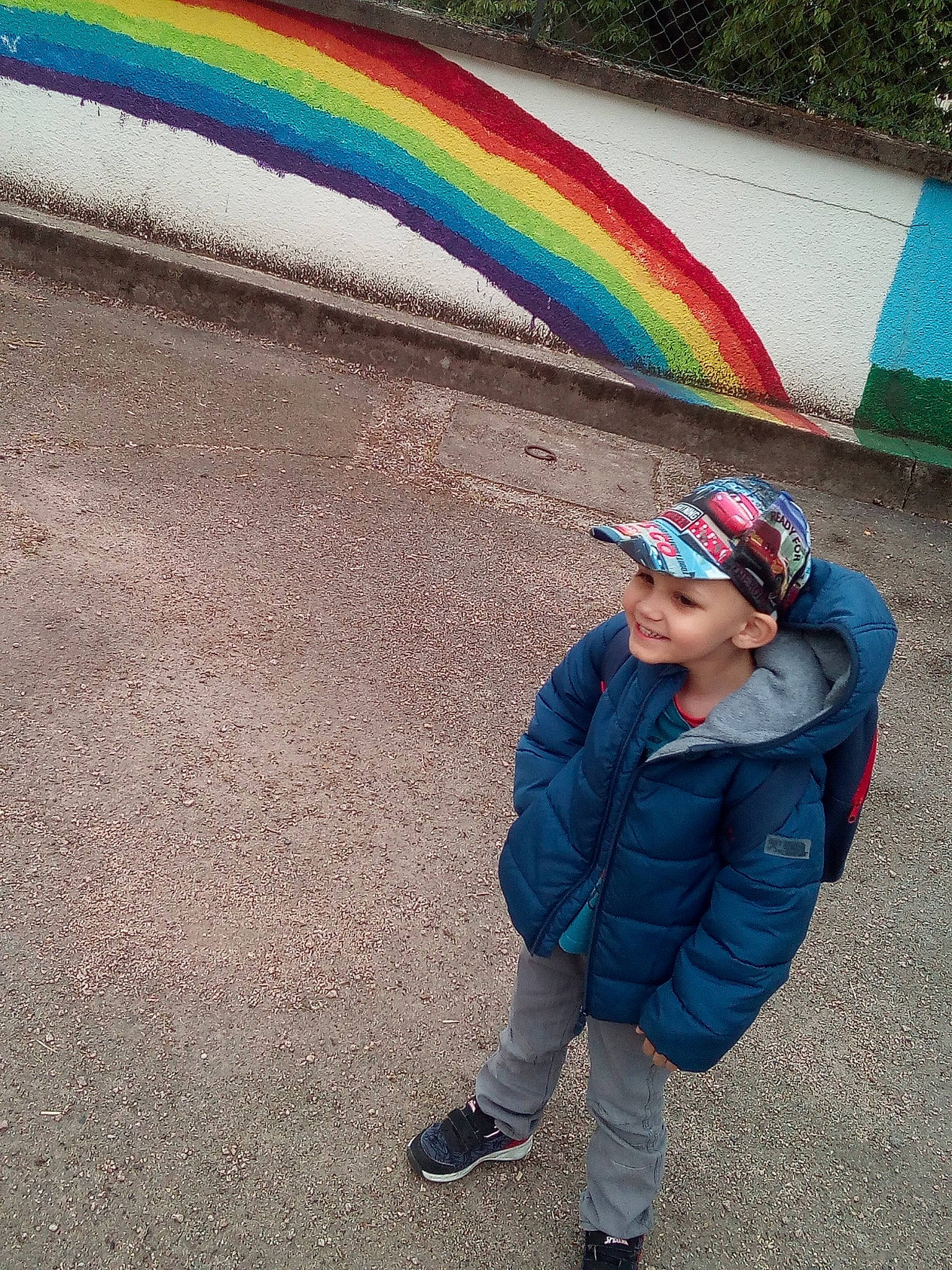 Hamza a rejoint le concours — aidez-le/la à gagner de superbes lots ! asphalt, baseball_cap, cap, child, cool, facial_expression, fashion_accessory, fun, grass, hat, head, headwear, human_body, jacket, joy, leisure, magenta, person, plant, rainbow