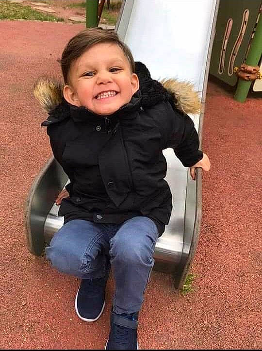 Hamza participe au concours pour gagner de l'argent avec cette photo : baby_toddler_clothing, child, clothing, comfort, flash_photography, fun, grass, happy, human_leg, jeans, joy, leg, leisure, person, playground, recreation, shoe, sitting, sleeve, smile