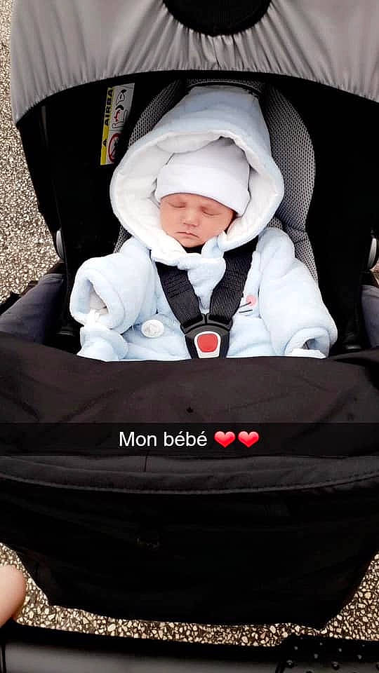 Hamza a rejoint le concours — aidez-le/la à gagner de superbes lots ! automotive_design, baby_carriage, blue, comfort, eye, face, finger, fun, green, hairstyle, head, headwear, human, human_body, mode_of_transport, natural_environment, people, person, product, sitting