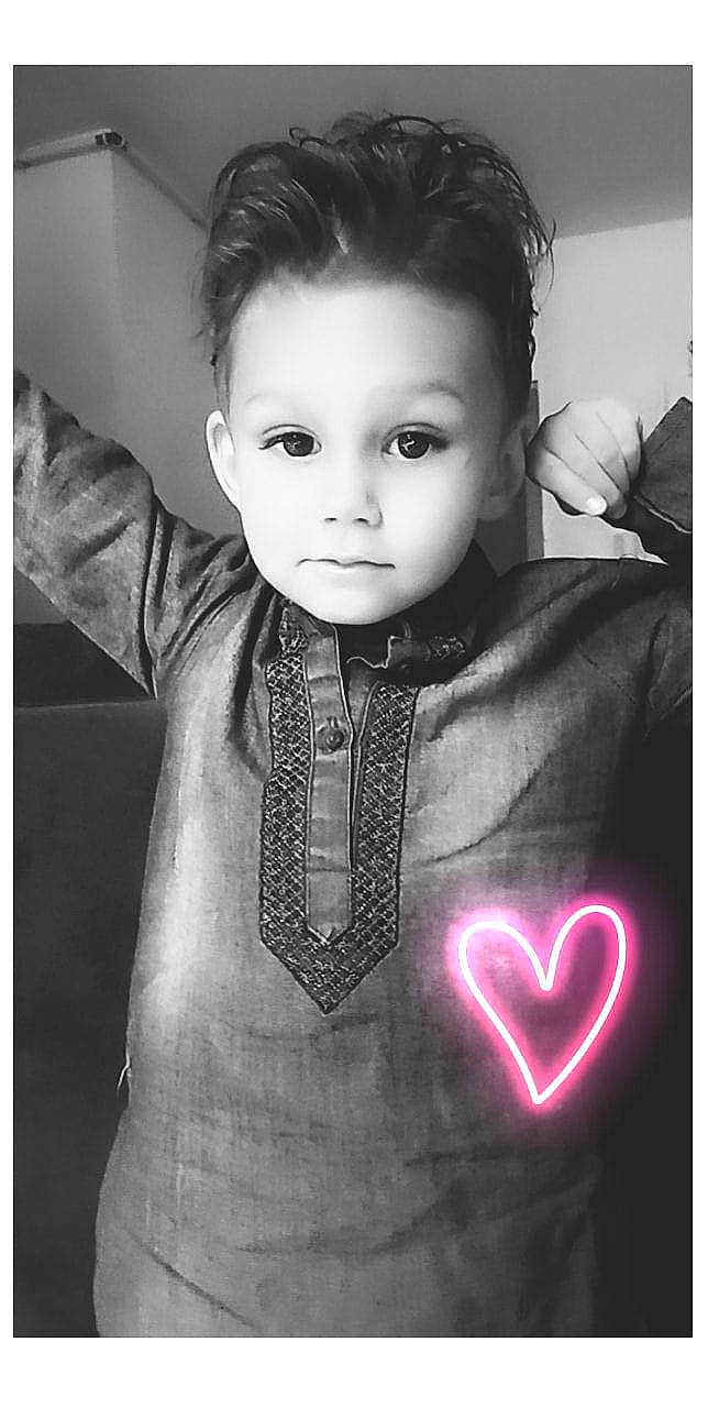 Hamza a rejoint le concours — aidez-le/la à gagner de superbes lots ! arm, eye, face, finger, fun, hair, hairstyle, head, human, human_body, jewellery, lighting, lip, monochrome, people, person, product, room, skin, sleeve