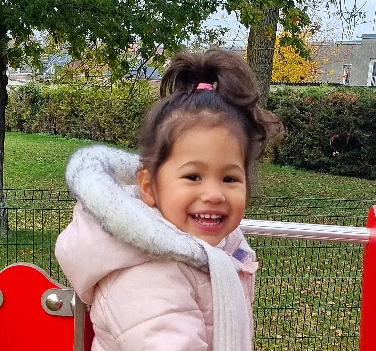 Lhou participe au concours pour gagner de l'argent avec cette photo : beauty, child, fun, gesture, goggles, grass, happy, iris, jacket, joy, leisure, people_in_nature, person, plant, recreation, sleeve, smile, sunglasses, toddler, travel