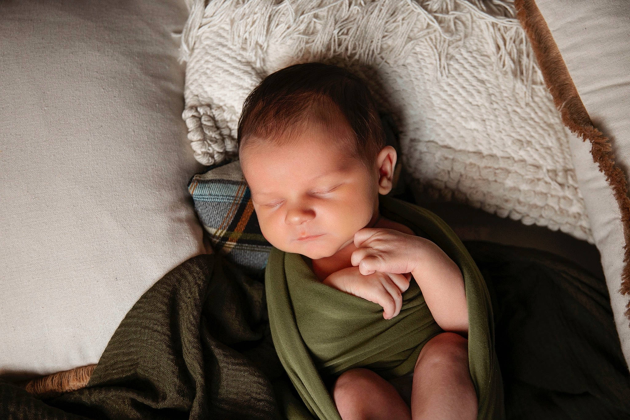 Jules a rejoint le concours — aidez-le/la à gagner de superbes lots ! baby, baby_products, baby_sleeping, baby_toddler_clothing, bedtime, cheek, child, comfort, finger, flash_photography, grass, happy, linens, nap, person, room, sitting, skin, sleep, toddler