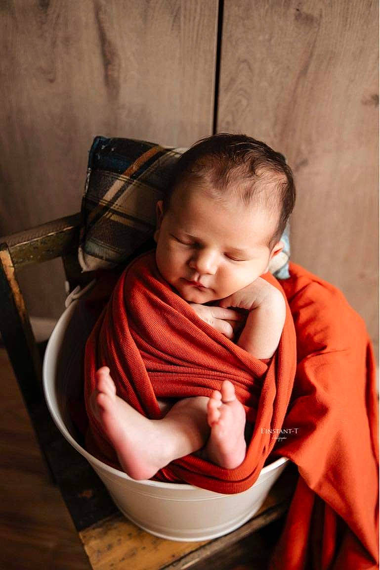 Jules a rejoint le concours — aidez-le/la à gagner de superbes lots ! arm, baby, baby_carriage, baby_products, baby_toddler_clothing, chair, cheek, child, comfort, flash_photography, hand, happy, iris, person, sitting, skin, toddler, wood