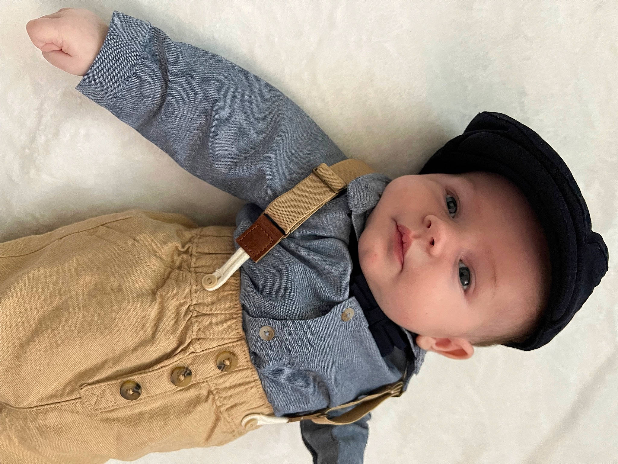 Jules a rejoint le concours — aidez-le/la à gagner de superbes lots ! baby, baby_products, baby_toddler_clothing, cheek, comfort, elbow, gesture, human_body, linens, lip, mammal, nose, pattern, person, skin, sleeve, textile, toddler, tree, wood