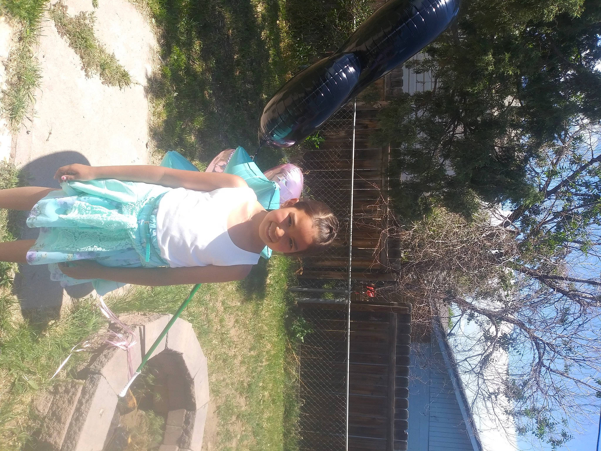 Estrella is registered to the contest to win money with this photo: joy, person, tree