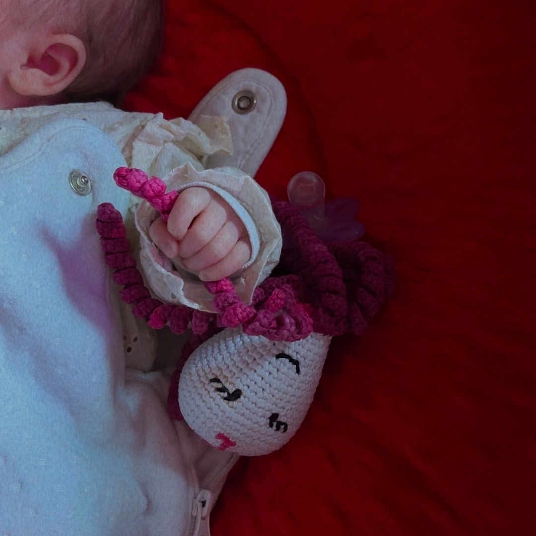 Rubie a rejoint le concours — aidez-le/la à gagner de superbes lots ! baby, bed, blanket, bodypart, clothing, cradle, crib, cushion, face, finger, furniture, hand, hat, head, homedecor, infantbed, newborn, person, photography, portrait